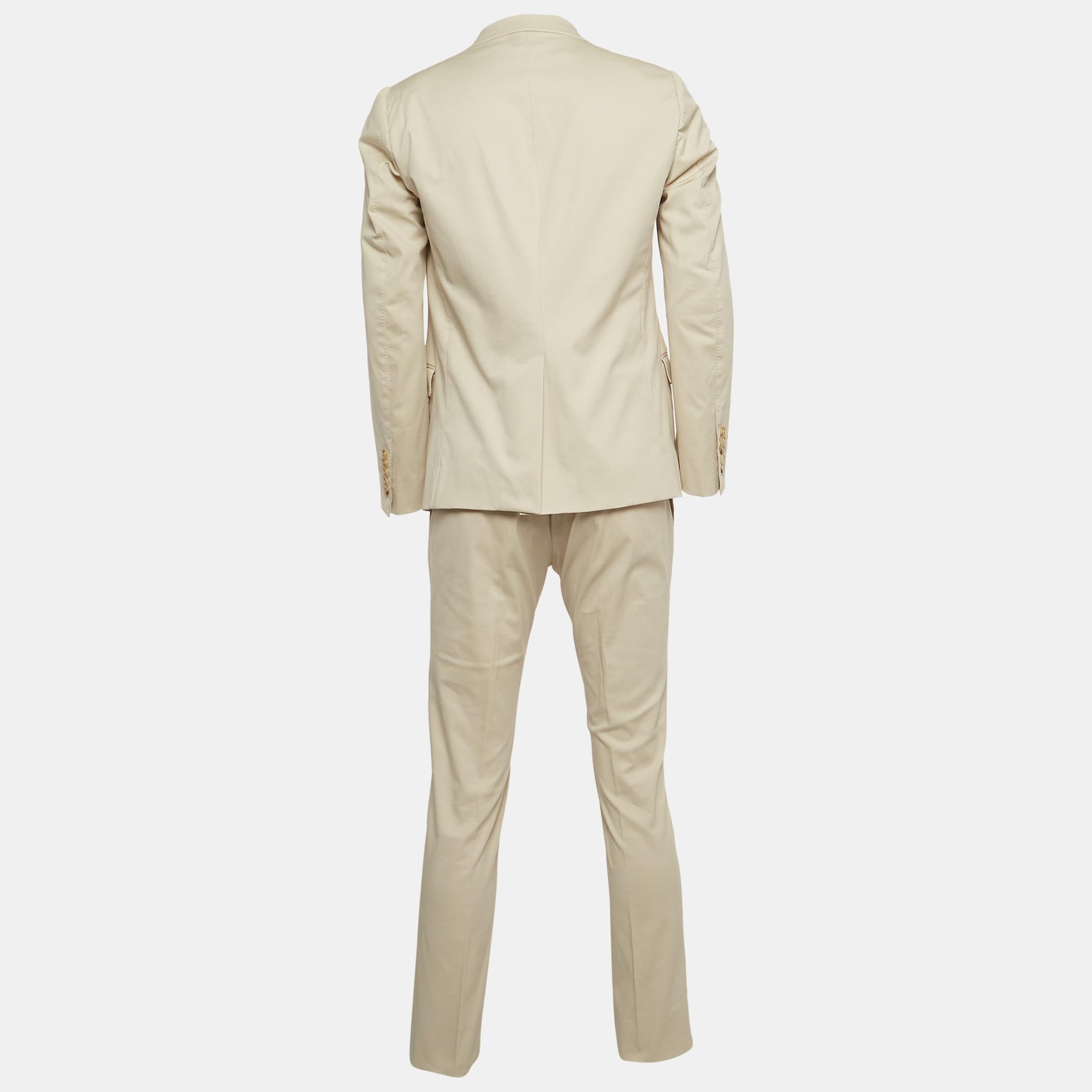 Characterized by impeccable tailoring, a good fit, and the use of quality materials, this Gucci suit set will help you serve dapper looks. Style it with oxfords or loafers to bring out the stylish appeal of the creation.

