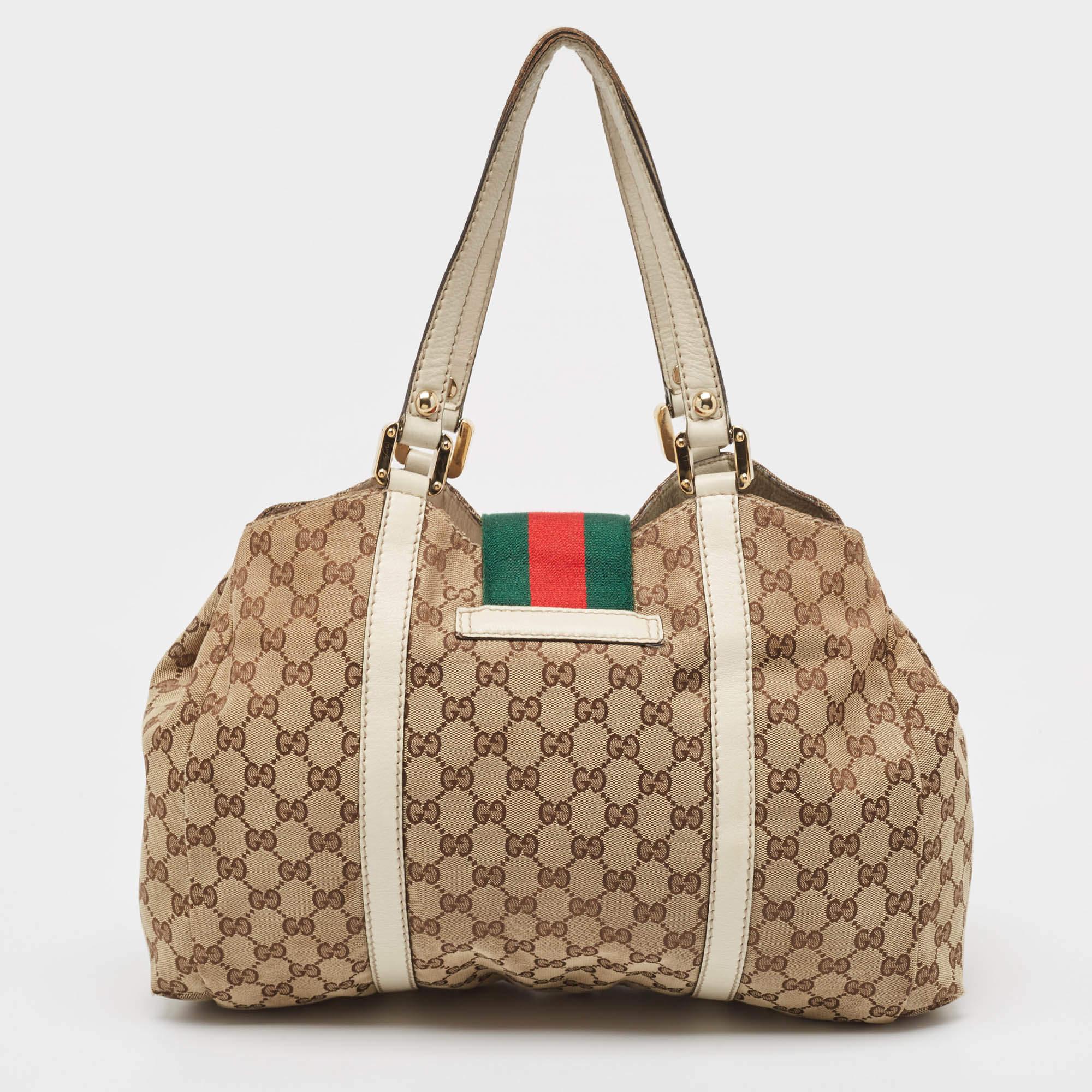 Detalles cuidados, alta calidad y comodidad para el día a día marcan este bolso de diseño para mujer de Gucci. El bolso está cosido con maestría para ofrecer un aspecto refinado y un acabado impecable.

