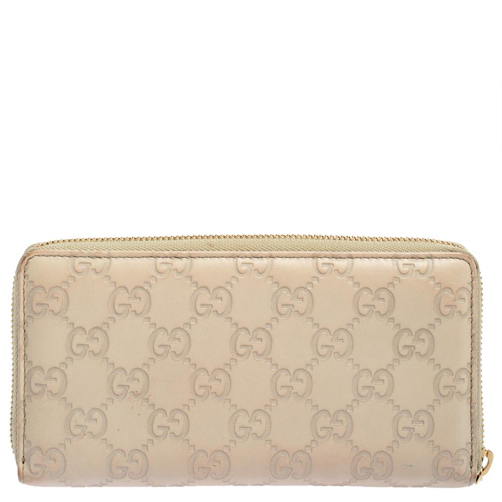 Carry your monetary essentials in style with this Gucci wallet. Featuring a versatile beige shade, the creation is constructed using Guccissima leather. The zip-around closure secures the leather-fabric interior equipped with multiple compartments