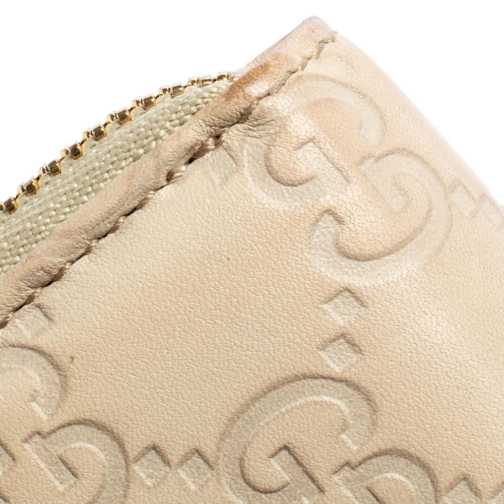 Gucci Guccissima Leder-Brieftasche mit Reißverschluss in Beige und Weiß 5