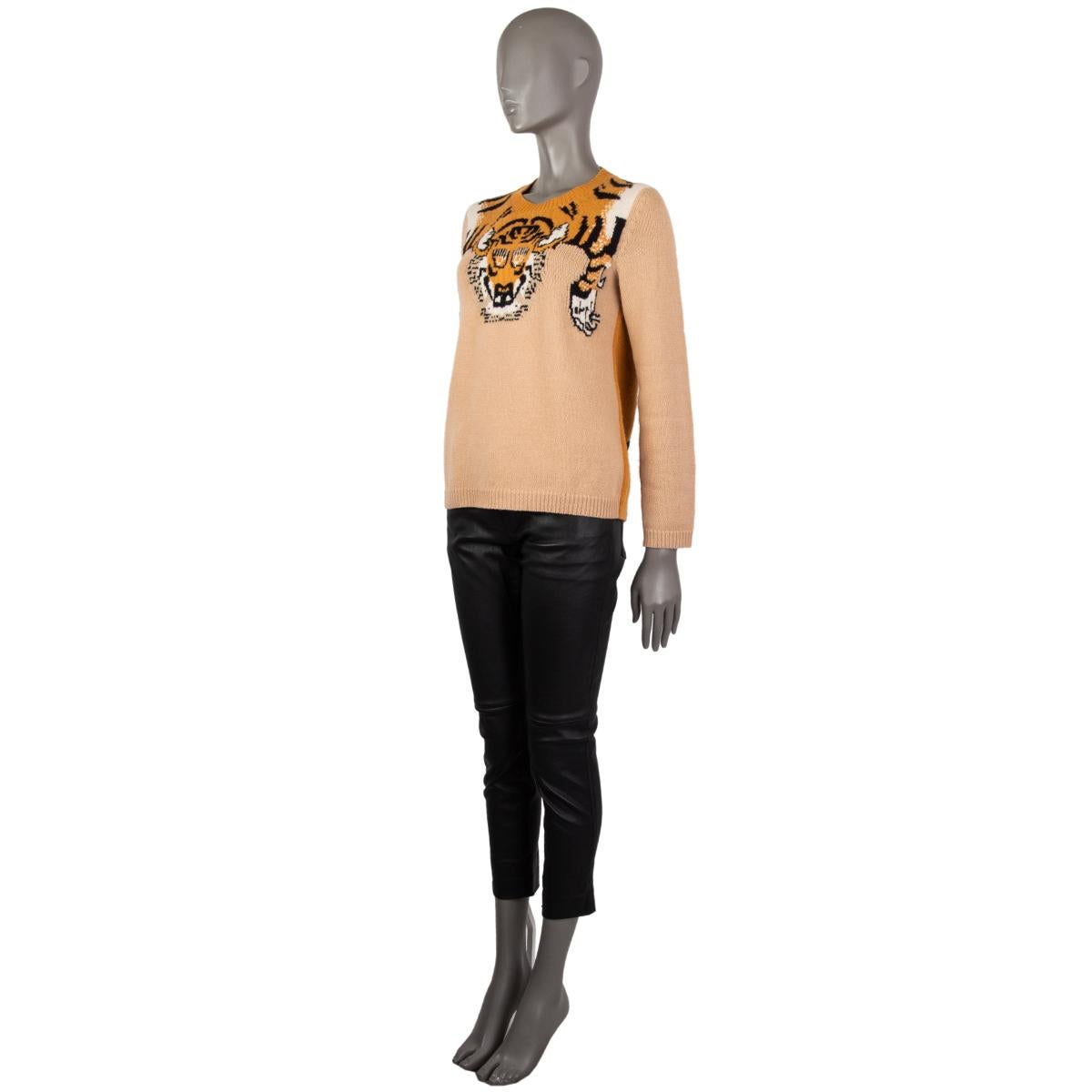 Gucci tiger sweater in beige, black, pumpkin, and off-white wool (100%). With crew neck and ribbeddetails. Has been worn and is in excellent condtion. 

Tag Size L
Size L
Shoulder Width 36cm (14in)
Bust 98cm (38.2in) to 118cm (46in)
Waist 98cm