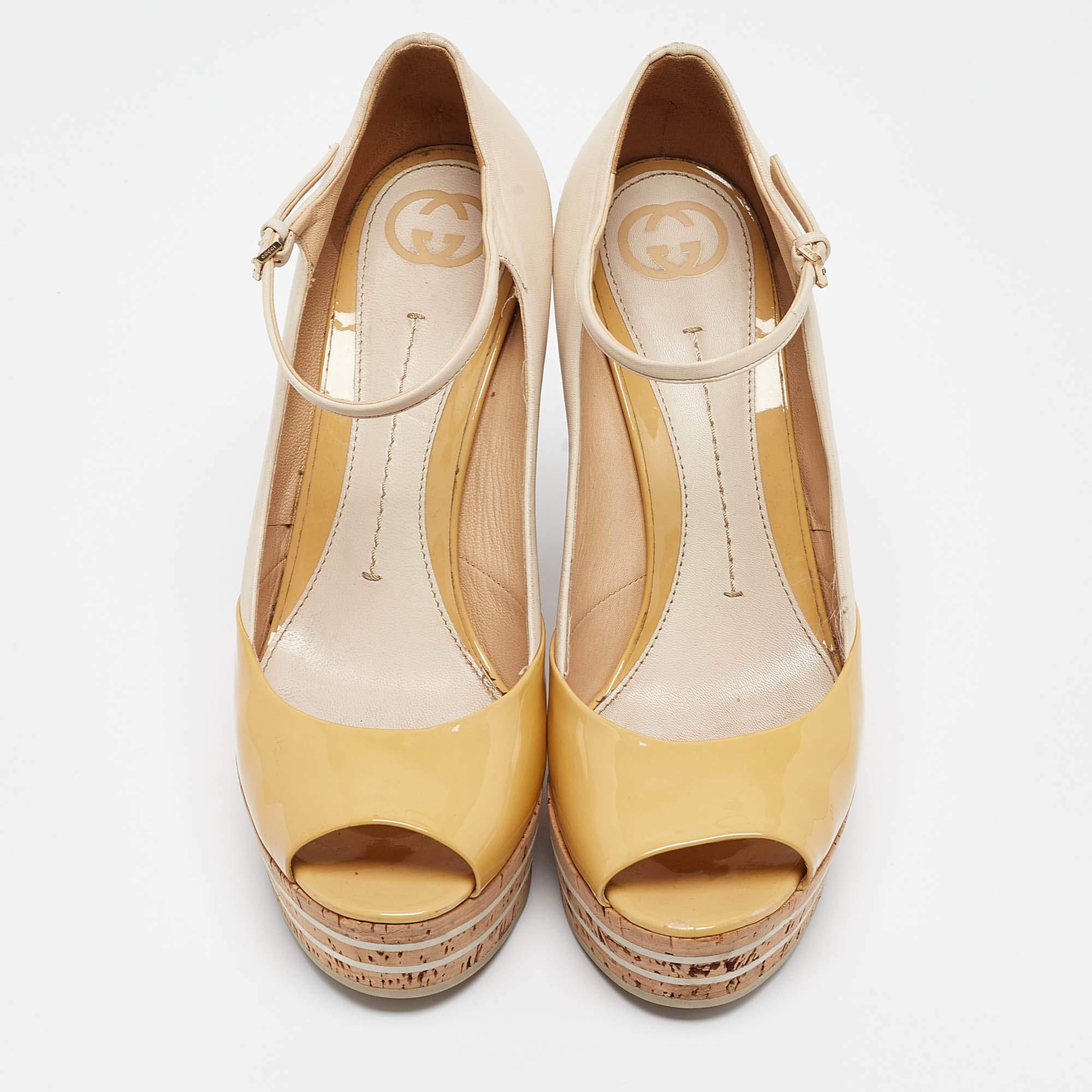 Gucci Beige/Yellow Patent And Leather Cork Wedge Pumps Size 39 In Fair Condition For Sale In Dubai, Al Qouz 2