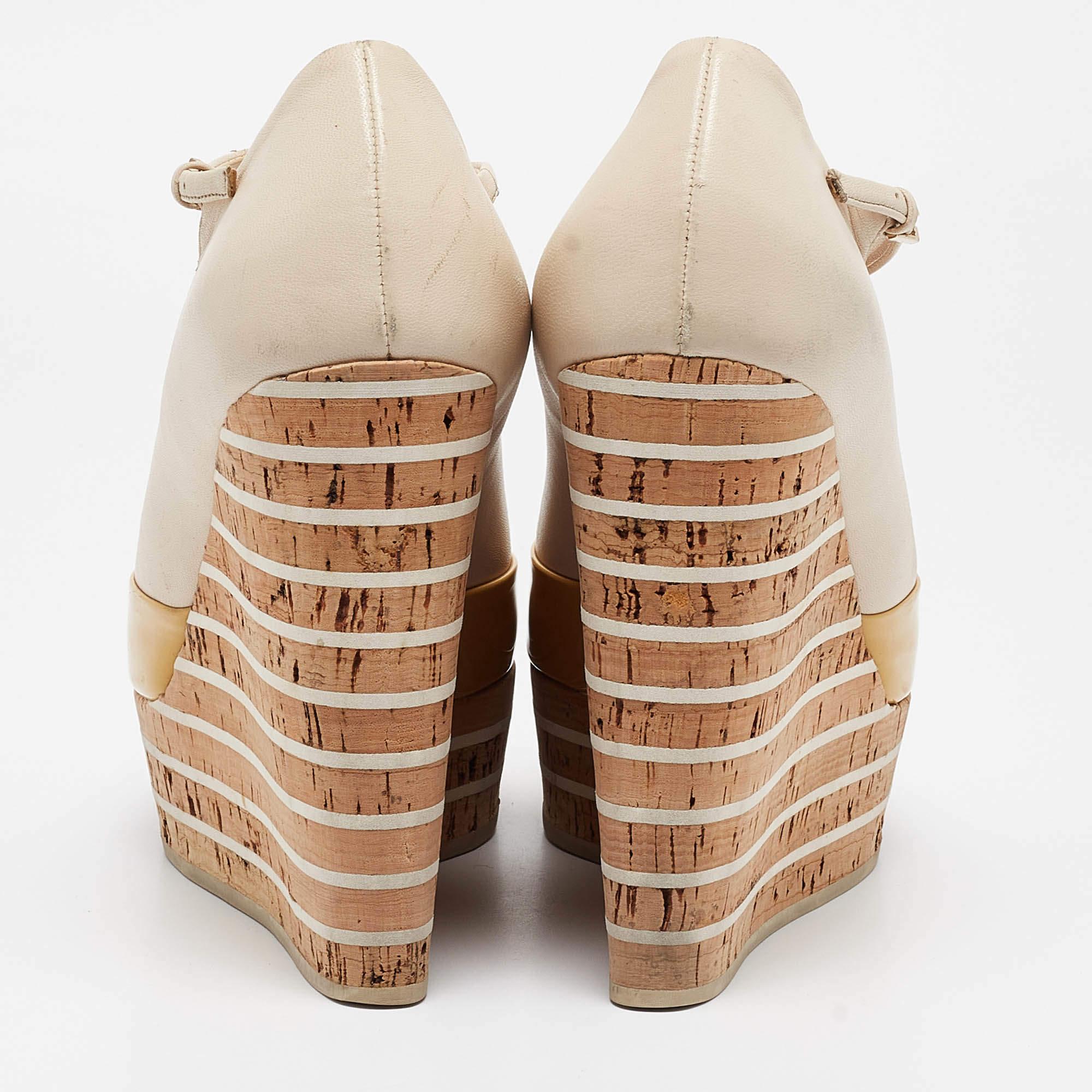 Gucci Beige/Yellow Patent And Leather Cork Wedge Pumps Size 39 For Sale 1