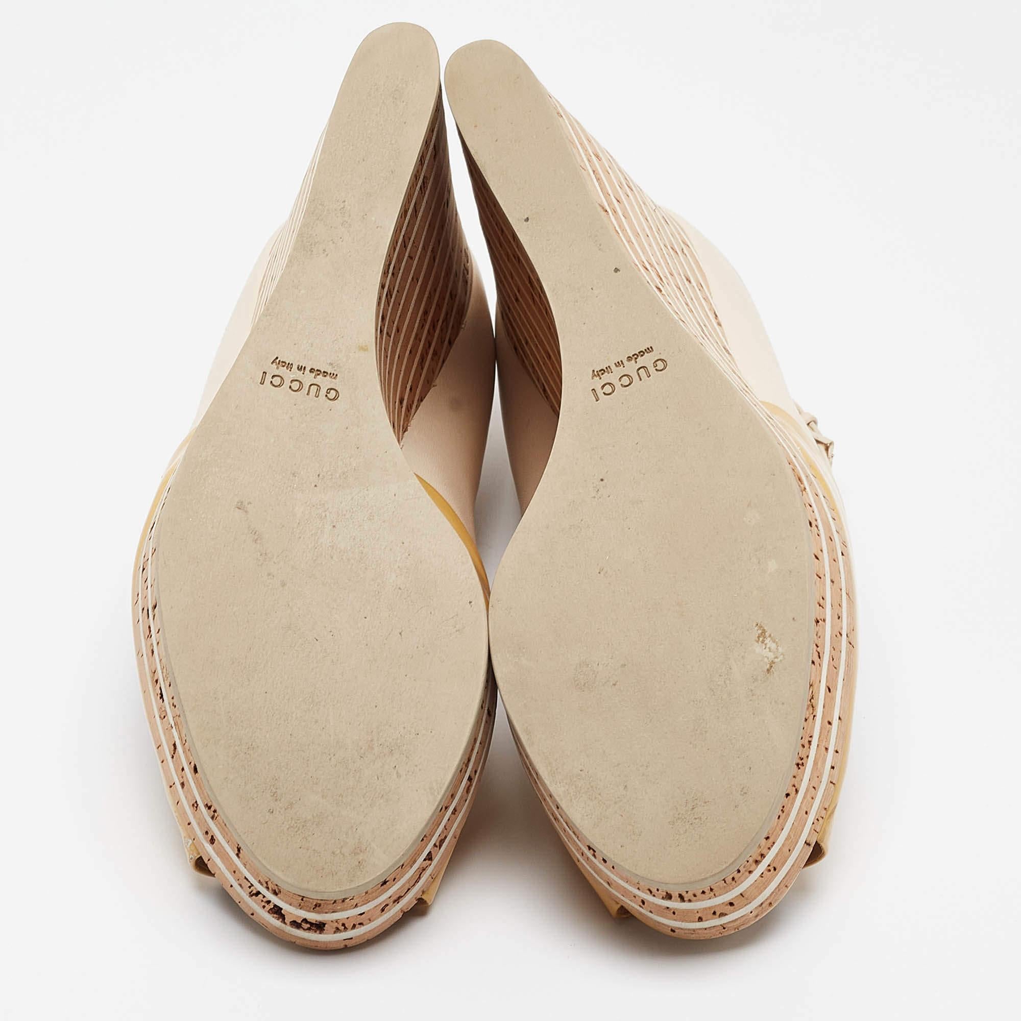 Gucci Beige/Yellow Patent And Leather Cork Wedge Pumps Size 39 For Sale 2