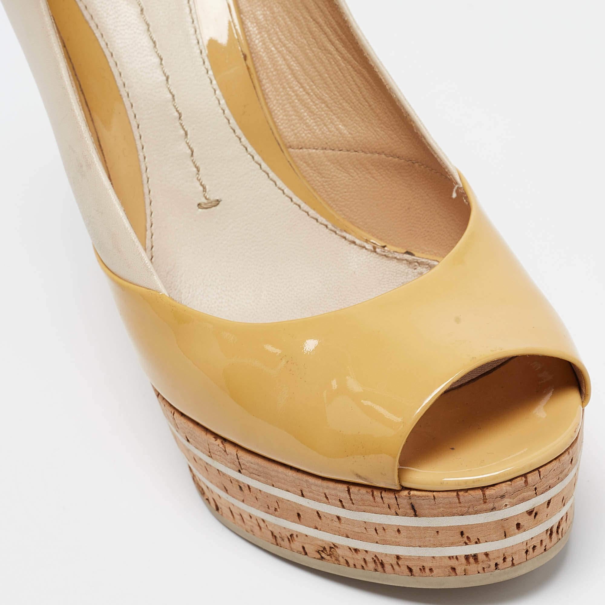 Gucci Beige/Yellow Patent And Leather Cork Wedge Pumps Size 39 For Sale 3
