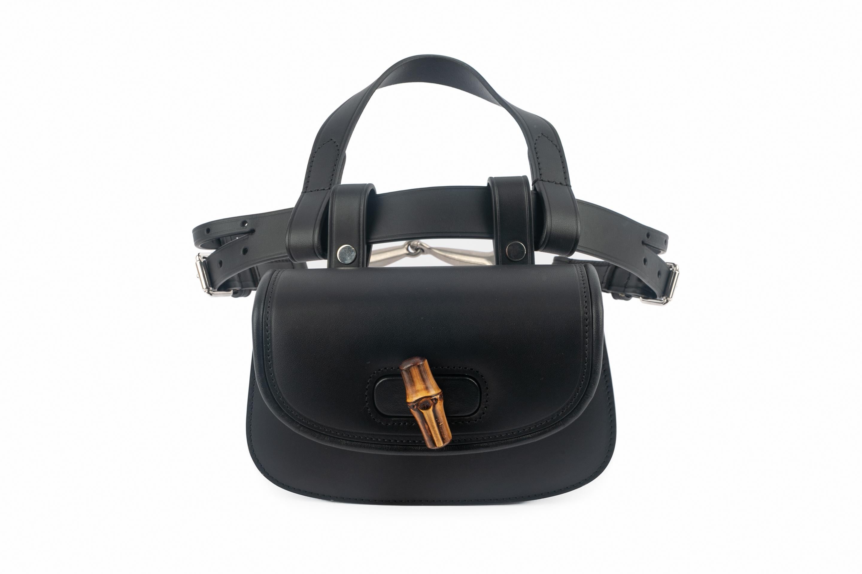 Gucci - (Fabriqué en Italie) Sac à ceinture 'Bamboo 1947' en cuir de veau noir mat. Fermeture pivotante en bambou sur un rabat. Taille de ceinture 75

Condit :
Très bon état.

Dimensions :
Hauteur : 12 cm - Largeur : 18 cm - Profondeur : 7