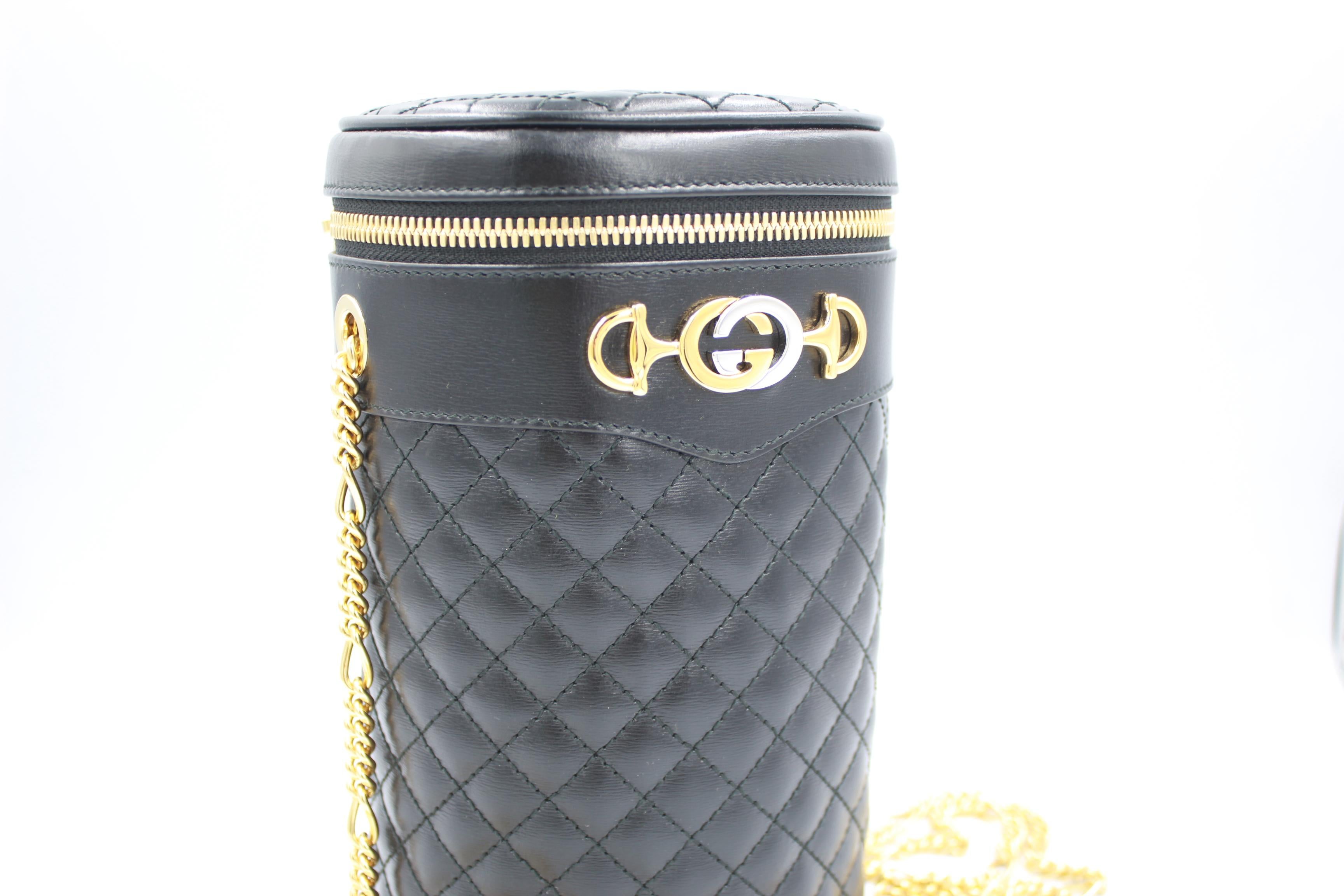 Gucci bag in black leather and gold chains.
Can be worn as a belt bag or crossbody.
Very good condition.
22cm x 12cm x 9cm