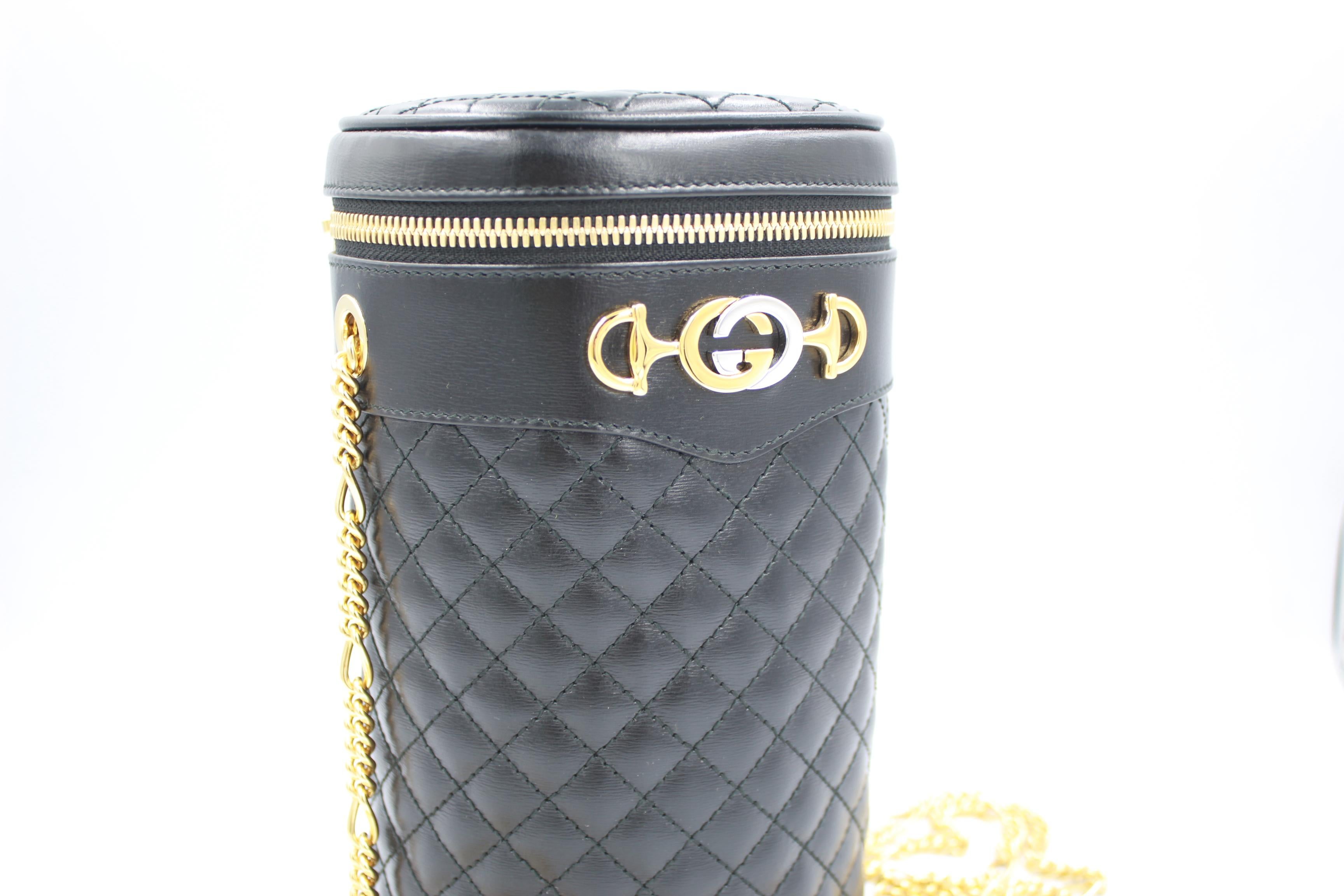 Gucci bag in black leather and gold chains.
Can be worn as a belt bag or crossbody.
Very good condition.
22cm x 12cm x 9cm