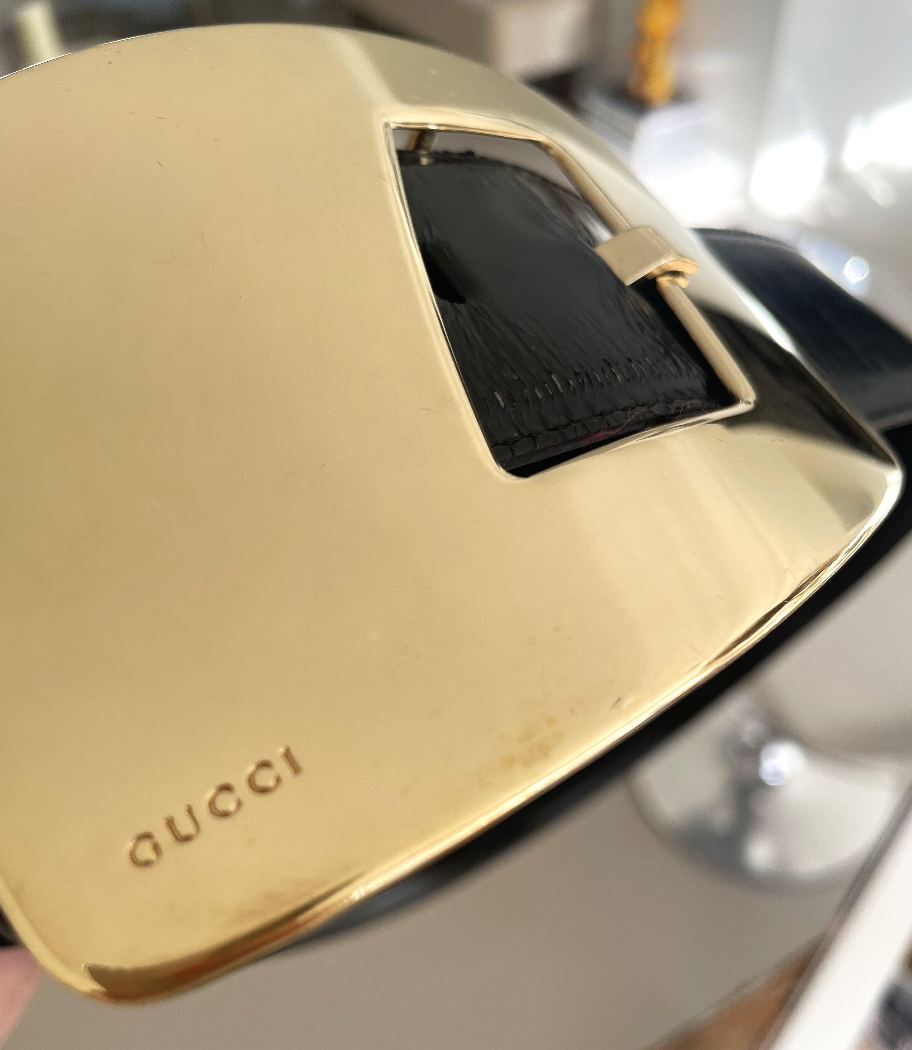 Gucci Gürtel aus schwarzem Leder mit vergoldeter übergroßer Schnalle und Gucci-Logo 2
