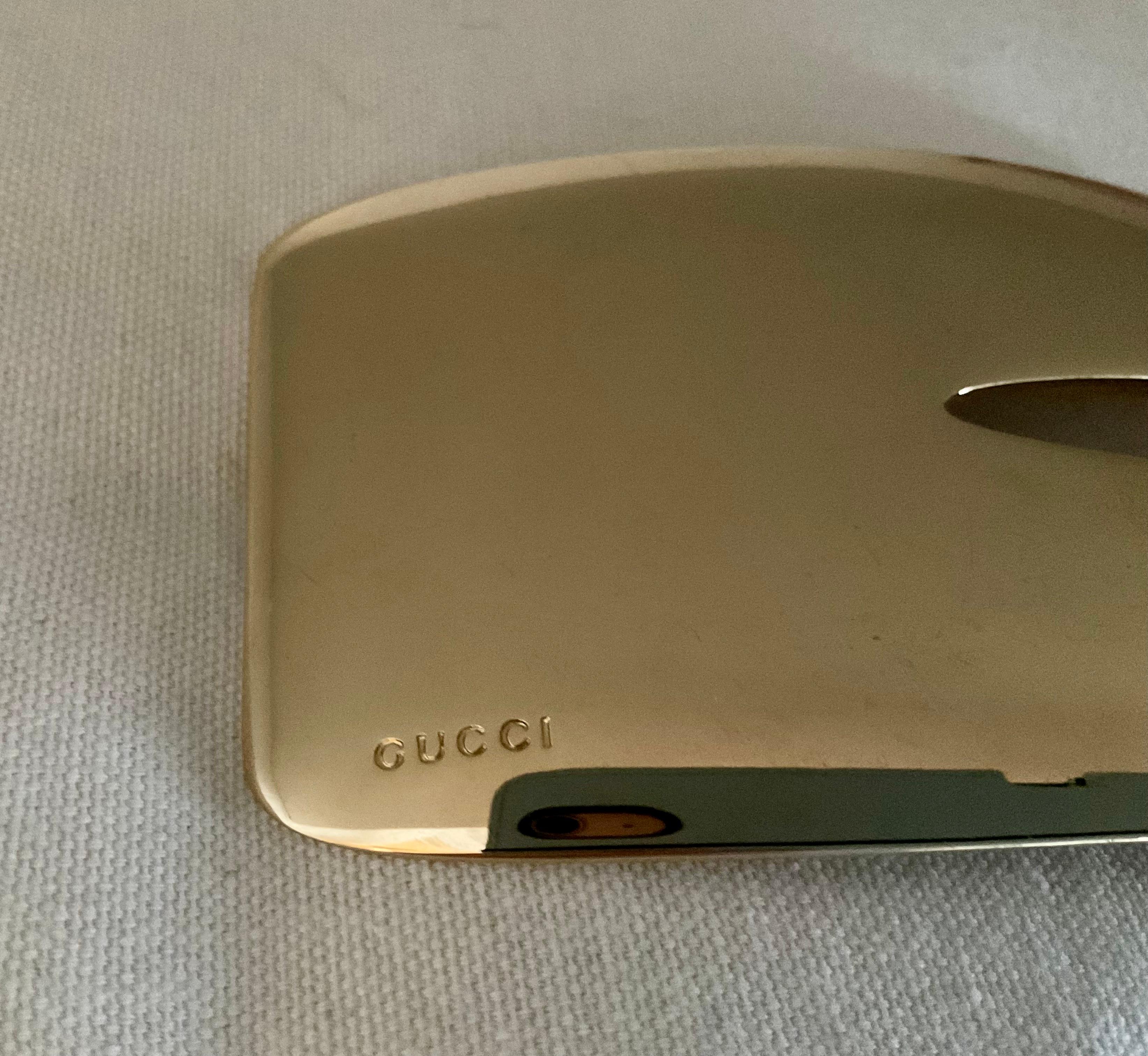 Una pieza excepcional de la influyente época de Tom Ford en Gucci, esta hebilla de cinturón con logotipo en tono dorado de 1996 captura el glamour atrevido y la sensualidad refinada que definieron a la casa a mediados de los noventa. Diseñada