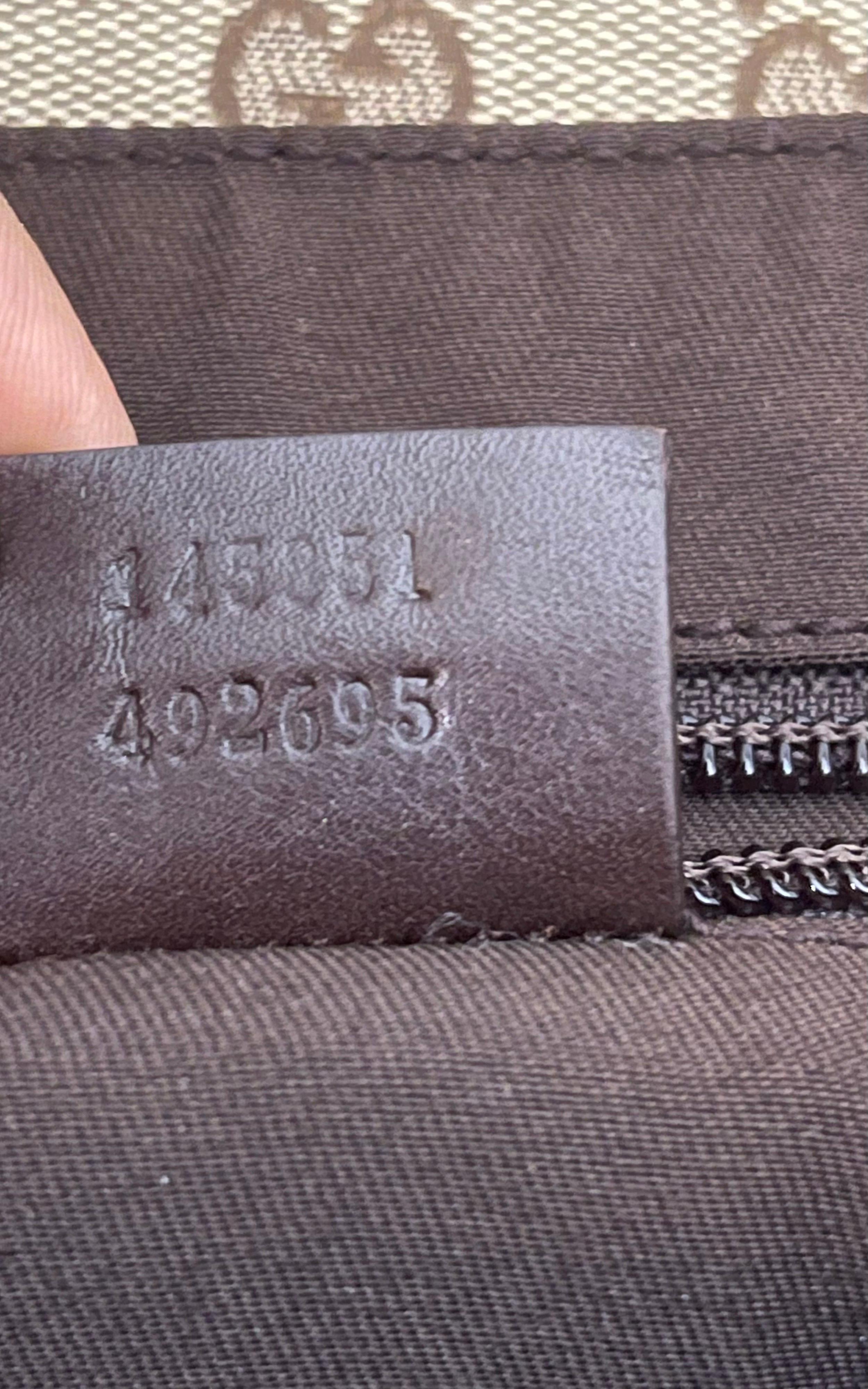 Ce sac de ceinture est fabriqué en toile avec l'impression du monogramme signé Gucci, avec des finitions en cuir brun. Fermeture à rabat sur le devant, longue sangle ajustable à la taille, chocolat  accents en cuir, fermeture avant à Velcro,