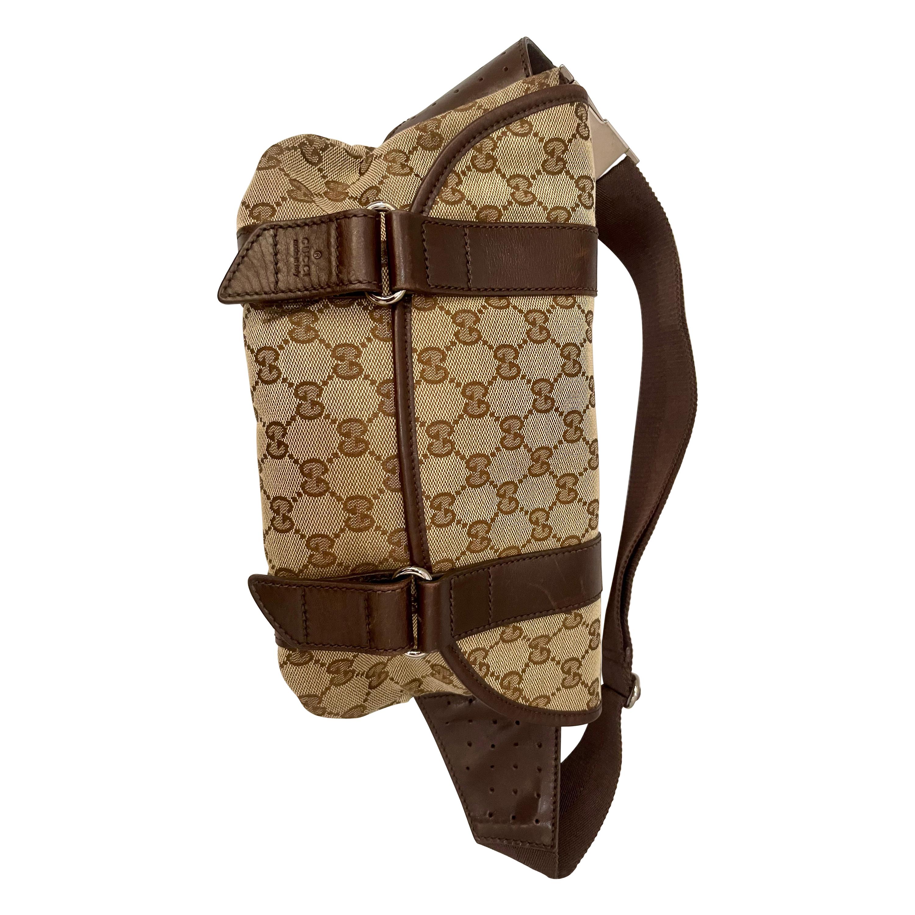 Gucci - Sac à bandoulière en toile GG Supreme marron à double poche avec ceinture et monogramme Web en vente