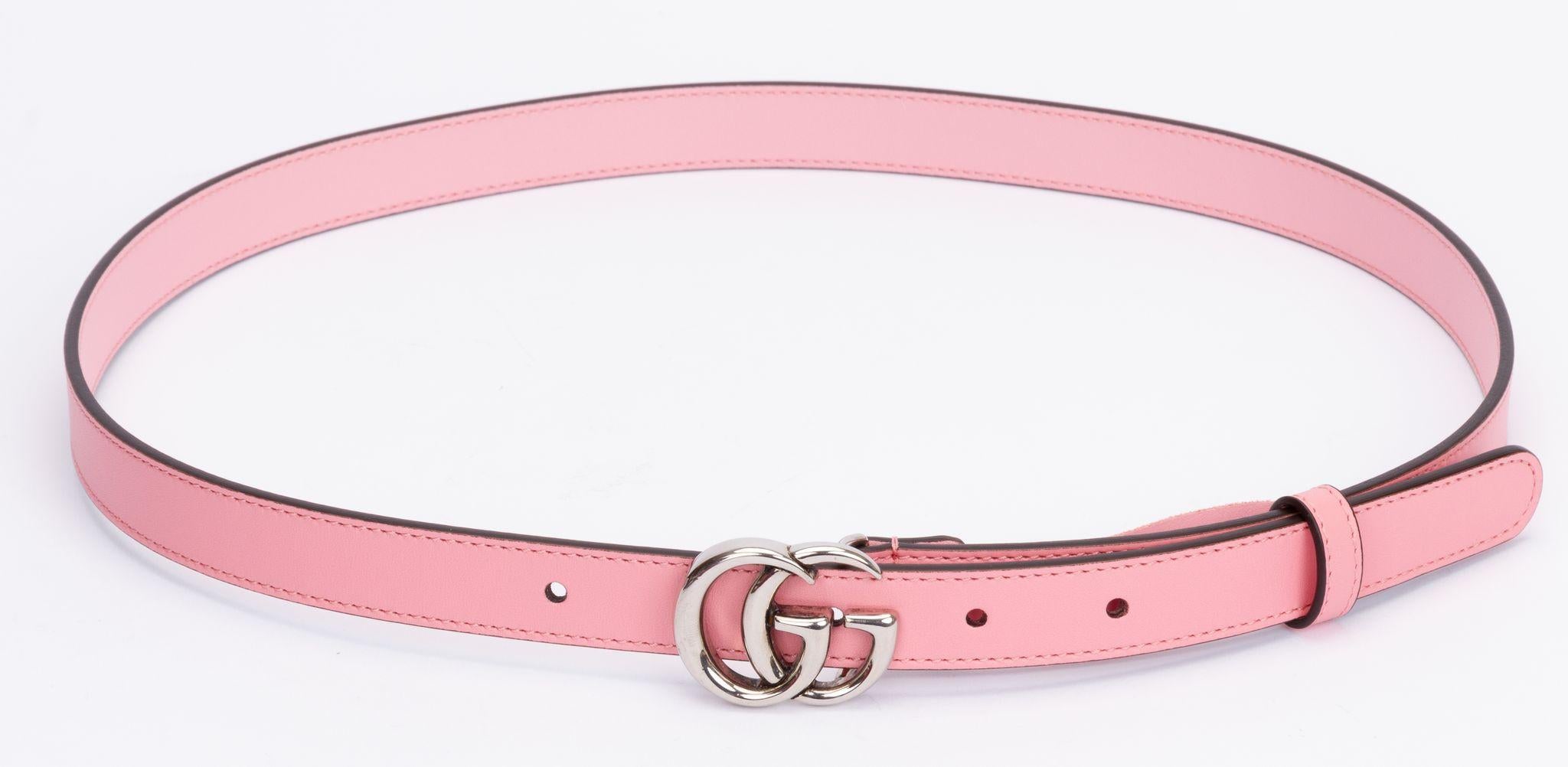 Ceinture Gucci en rose. Cette ceinture fine est de couleur rose et la boucle porte le logo GG en métal argenté. La pièce est neuve et est livrée avec sa housse d'origine.