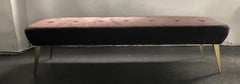 Banc Gucci en velours boutonné d'un brun riche:: orné de pieds laqués d'or
