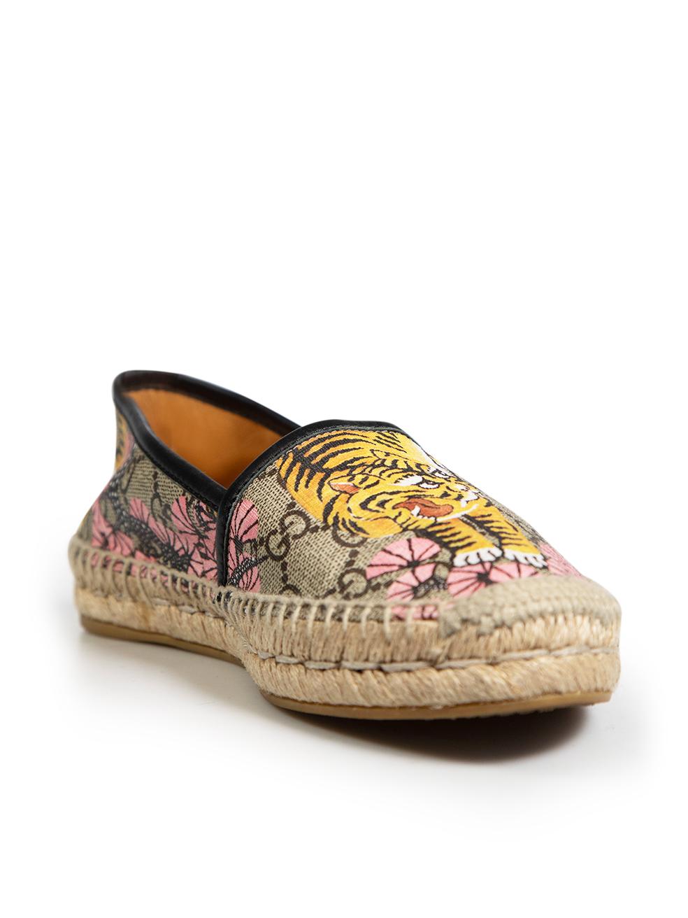 L'ÉTAT est très bon. Pratiquement aucune usure visible des espadrilles n'est évidente sur cet article de revente de designer Gucci. Cet article est livré avec un sac à poussière.
 
 Détails
 Multicolore - tonalité brune
 Toile Coates
 Espadrilles
