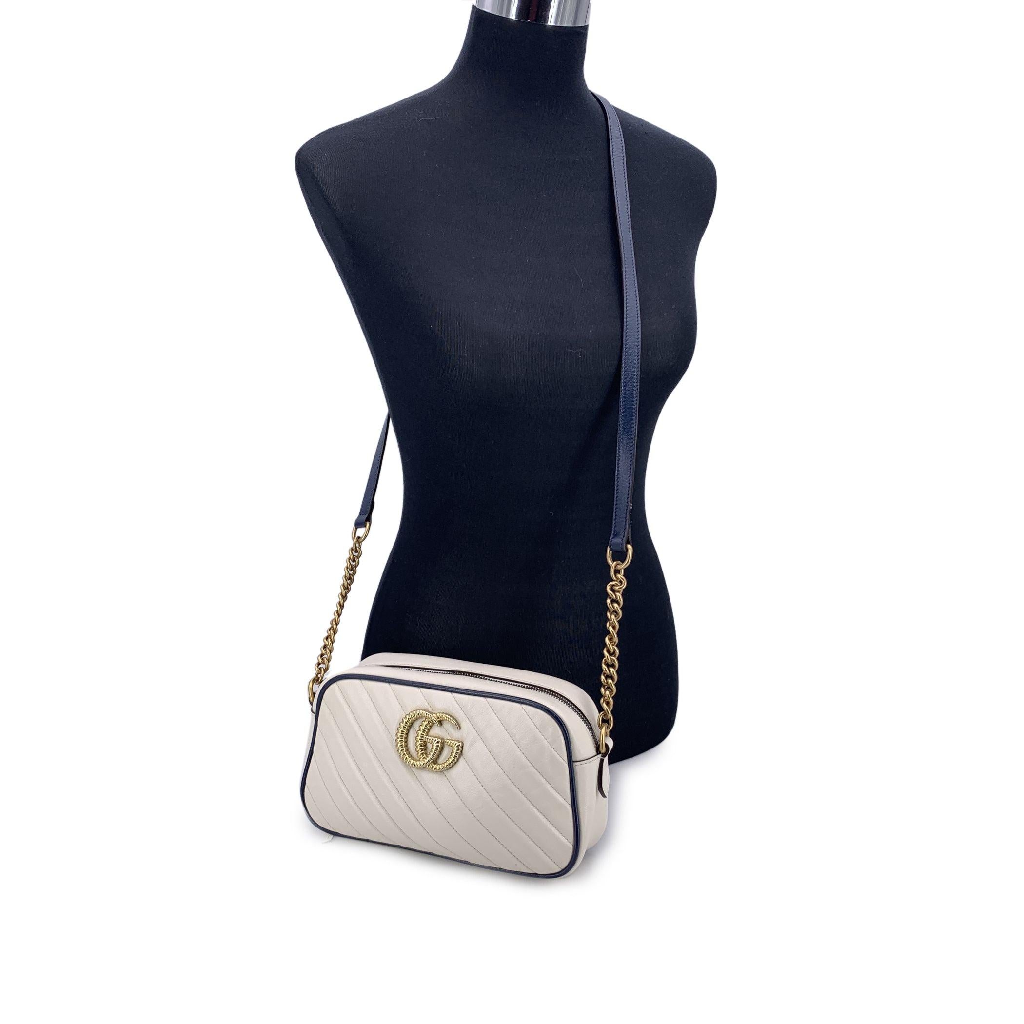 Ce magnifique sac sera accompagné d'un certificat d'authenticité fourni par Entrupy. Le certificat sera fourni sans frais supplémentaires. Entrez dans l'élégance intemporelle avec ce magnifique sac à bandoulière Gucci GG Marmont Small Zip Around, un