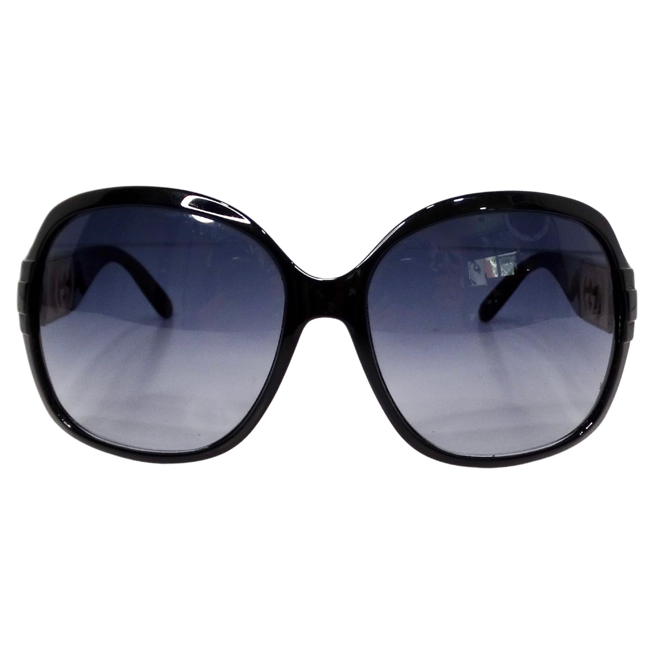 Les lunettes de soleil rondes oversize GG en acétate noir et ton or de Gucci circa Y2K sont un accessoire audacieux et à la mode qui exsude le glamour rétro-chic. Dotées d'une monture ronde surdimensionnée en acétate noir de haute qualité, ces