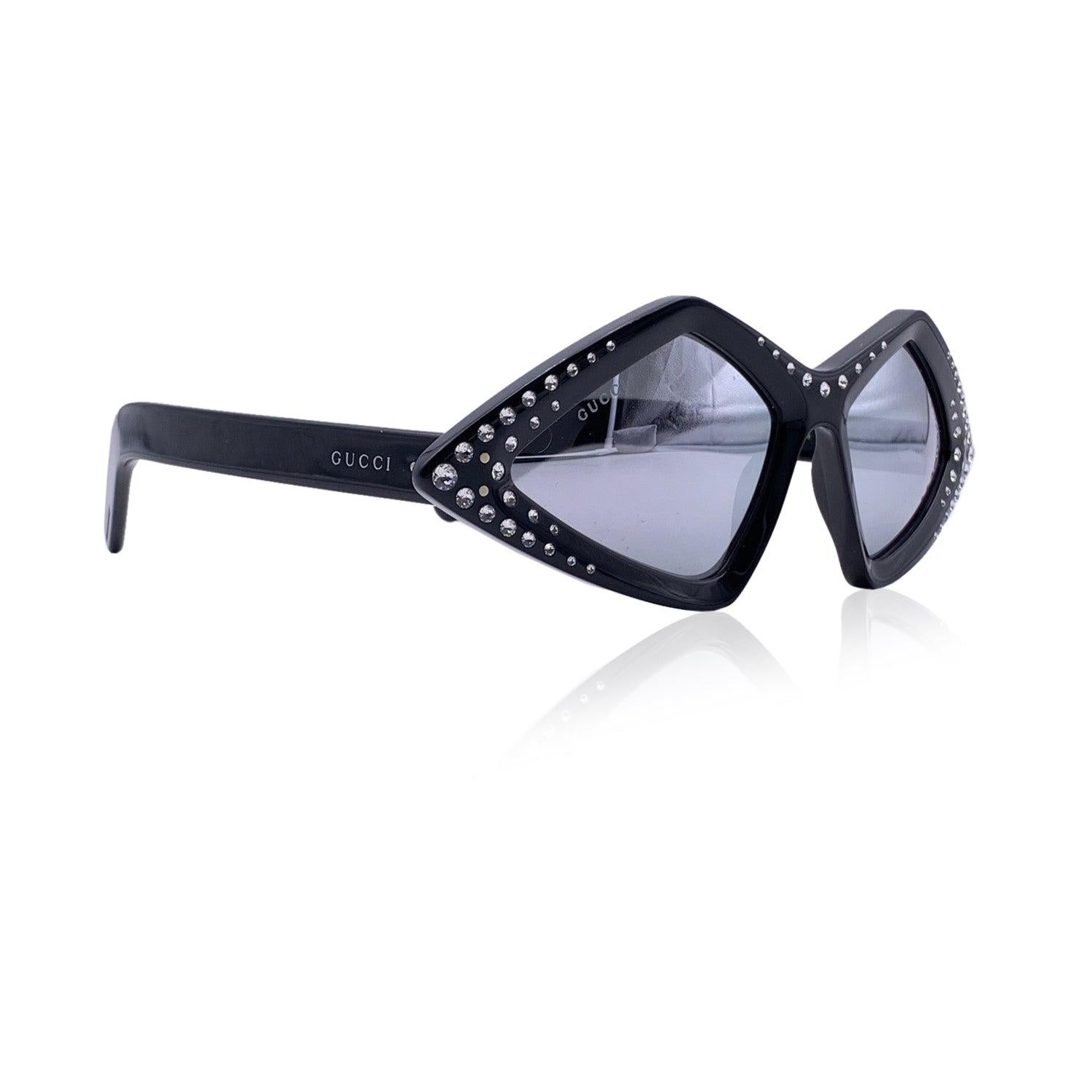Gucci Sonnenbrille Modell GG0496S - 004. Schwarze, mit Kristallen besetzte Acetatfassung. Gucci Unterschriften auf den Schläfen. Original verspiegelte graue Gläser. Mod & refs: GG0496S - 004 - 59/18 - 145. Hergestellt in Italien Details MATERIAL: