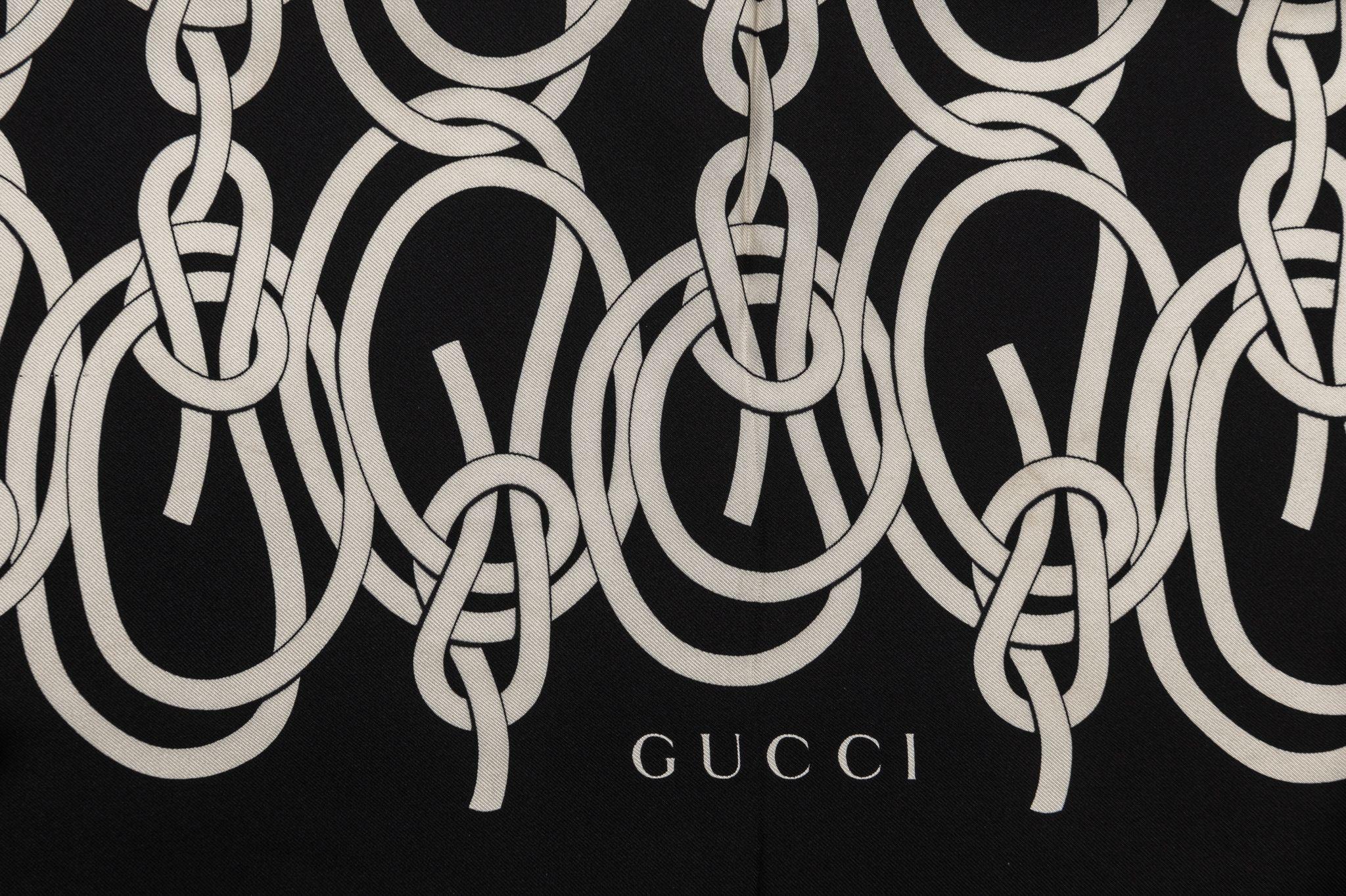 Schwarzer und weißer Seidenschal von Gucci im Zustand „Gut“ im Angebot in West Hollywood, CA