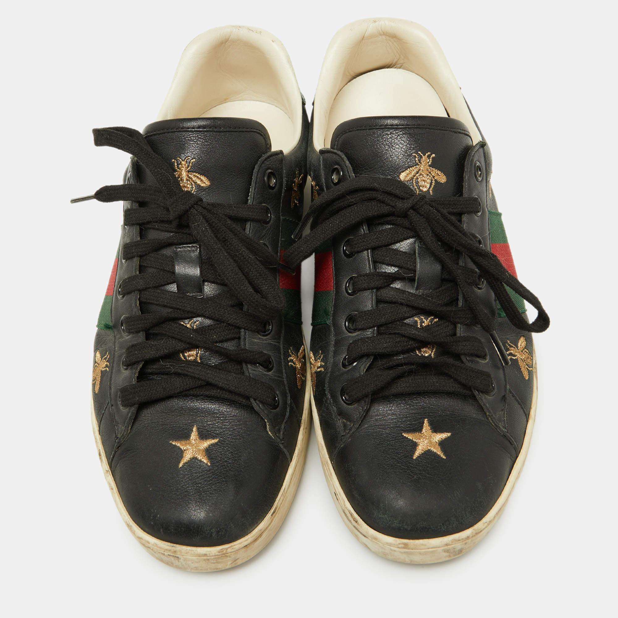 Gucci Negro Abeja & Estrella Bordado Cuero Ace Low Top Sneakers Talla 42.5 en Bastante bueno estado para la venta en Dubai, Al Qouz 2