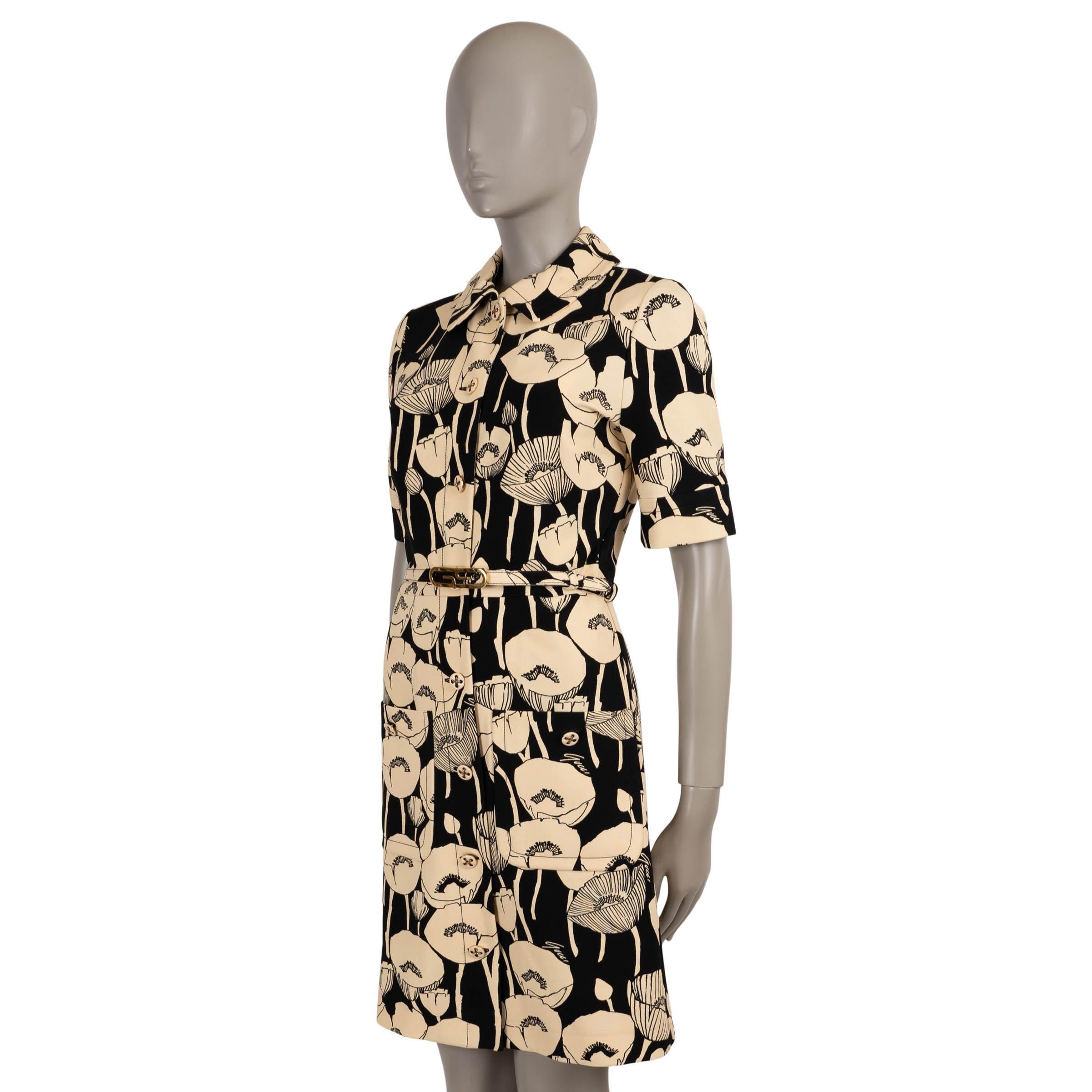 Questo abito camicia Gucci, autentico al 100%, è realizzato in jersey nero di viscosa (93%) ed elastan (7%), stampato con un motivo a papaveri beige. Il design è caratterizzato da una silhouette aderente con lunghezza al ginocchio, colletto alla