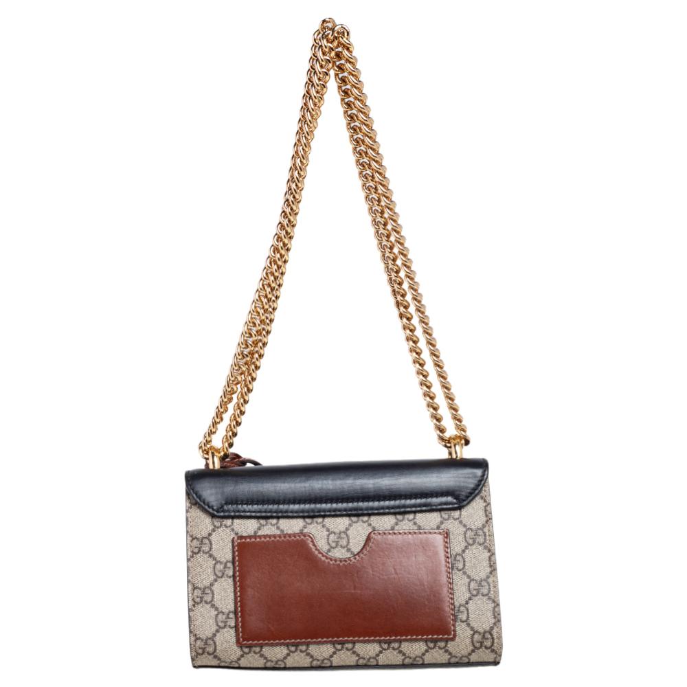 Diese schicke und moderne Gucci-Tasche wird Ihnen helfen, einen stilvollen Look zu kreieren und alle anderen in den Schatten zu stellen! Sie ist aus GG Supreme Canvas und Leder gefertigt und verfügt auf der Rückseite über ein Steckfach, das die