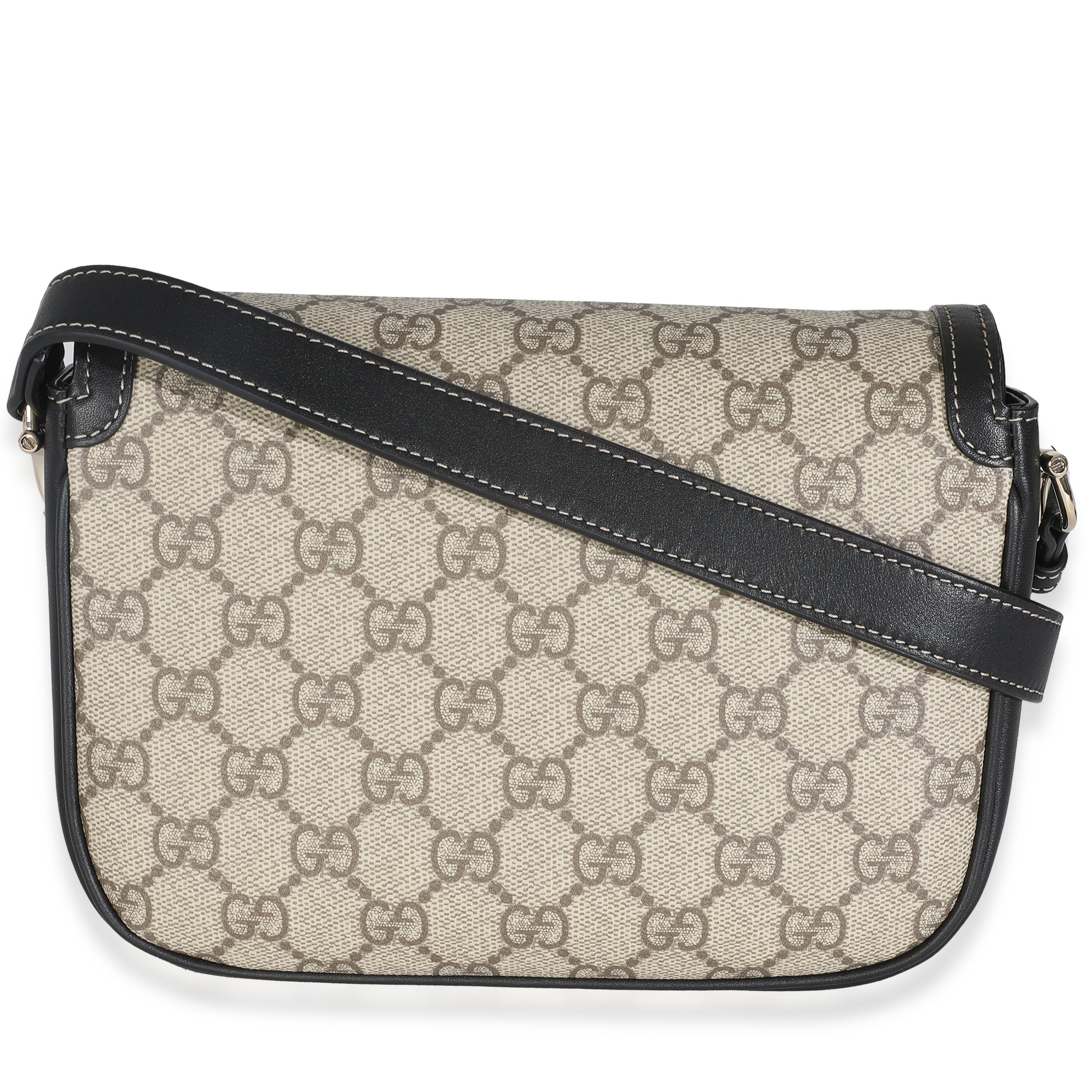Titolo dell'elenco: Gucci Nero Beige GG Supreme Monogram Mini Horsebit 1955 Borsa a tracolla
SKU: 147230
Condizioni: Usato 
Descrizione delle condizioni: La collezione Neo Vintage GG Supreme di Gucci rende omaggio alle radici del marchio. Progettata