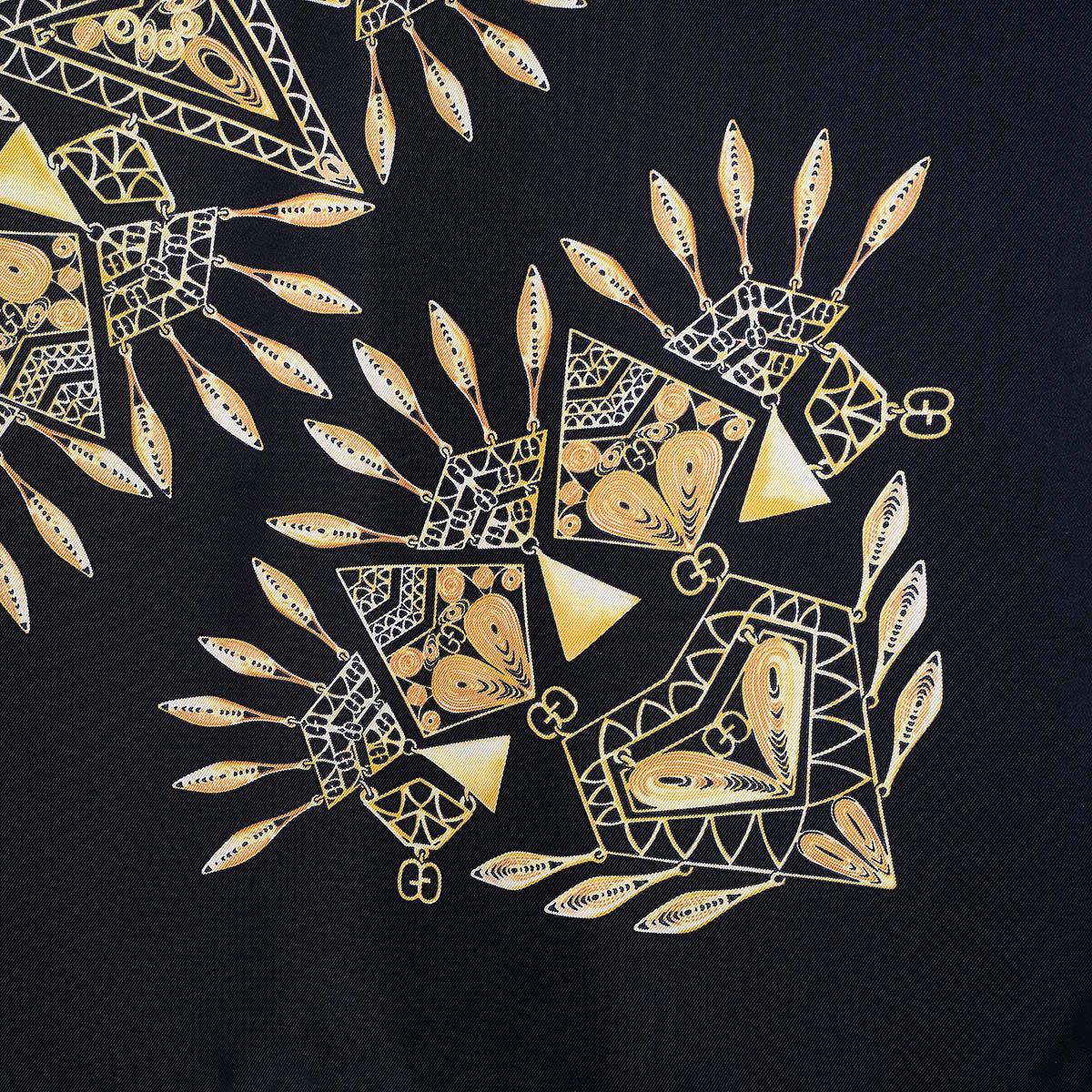 GUCCI black beige gold silk twill MANDALA 90 Scarf In Excellent Condition For Sale In Zürich, CH