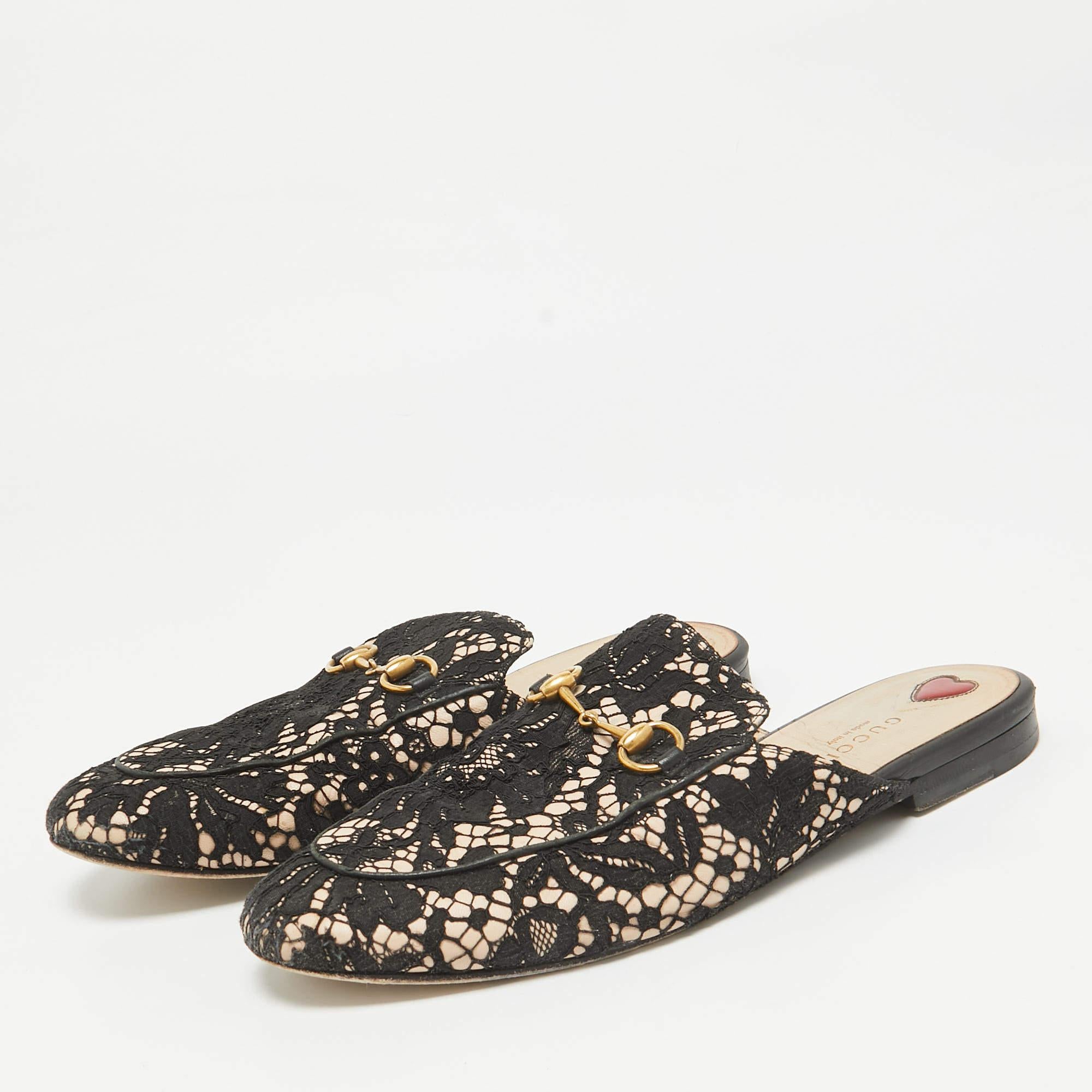 A perfect blend of luxury style and comfort these designer mules are made using quality materials and frame your feet in the most elegant way. They can be paired with a host of outfits from your wardrobe.