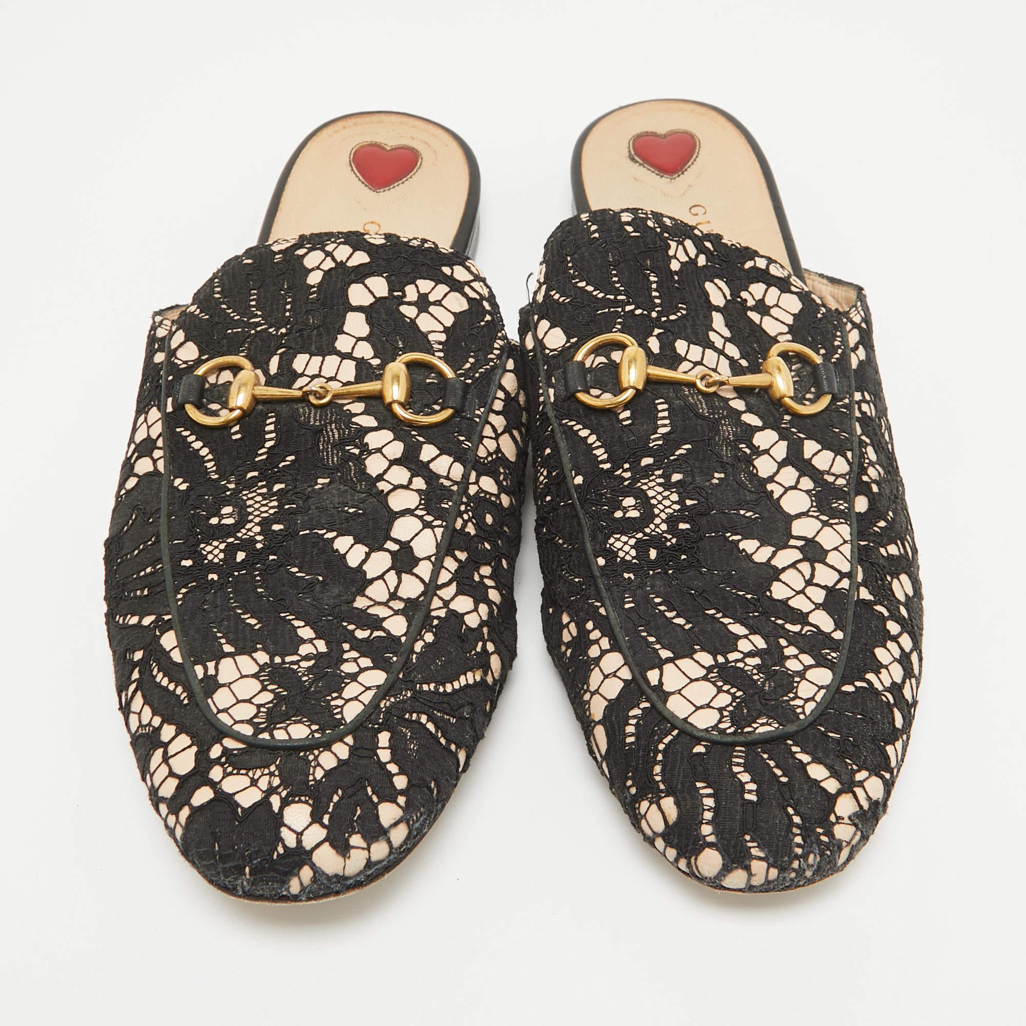 Gucci Black/Beige Lace and Leather Princetown Flat Mules Size 39.5 In Fair Condition For Sale In Dubai, Al Qouz 2