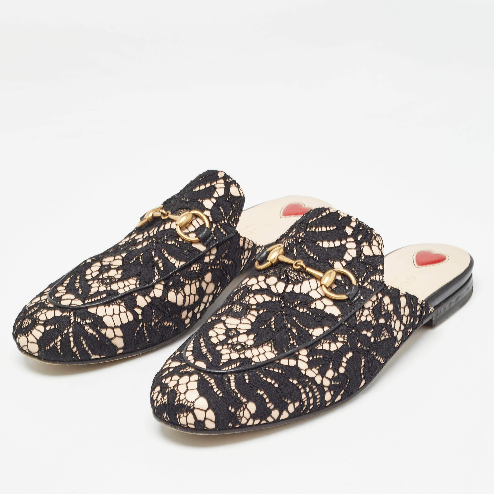 Mélange parfait de style luxueux et de confort, ces mules de créateurs sont fabriquées à partir de matériaux de qualité et encadrent vos pieds de la manière la plus élégante qui soit. Ils peuvent être associés à une multitude de tenues de votre