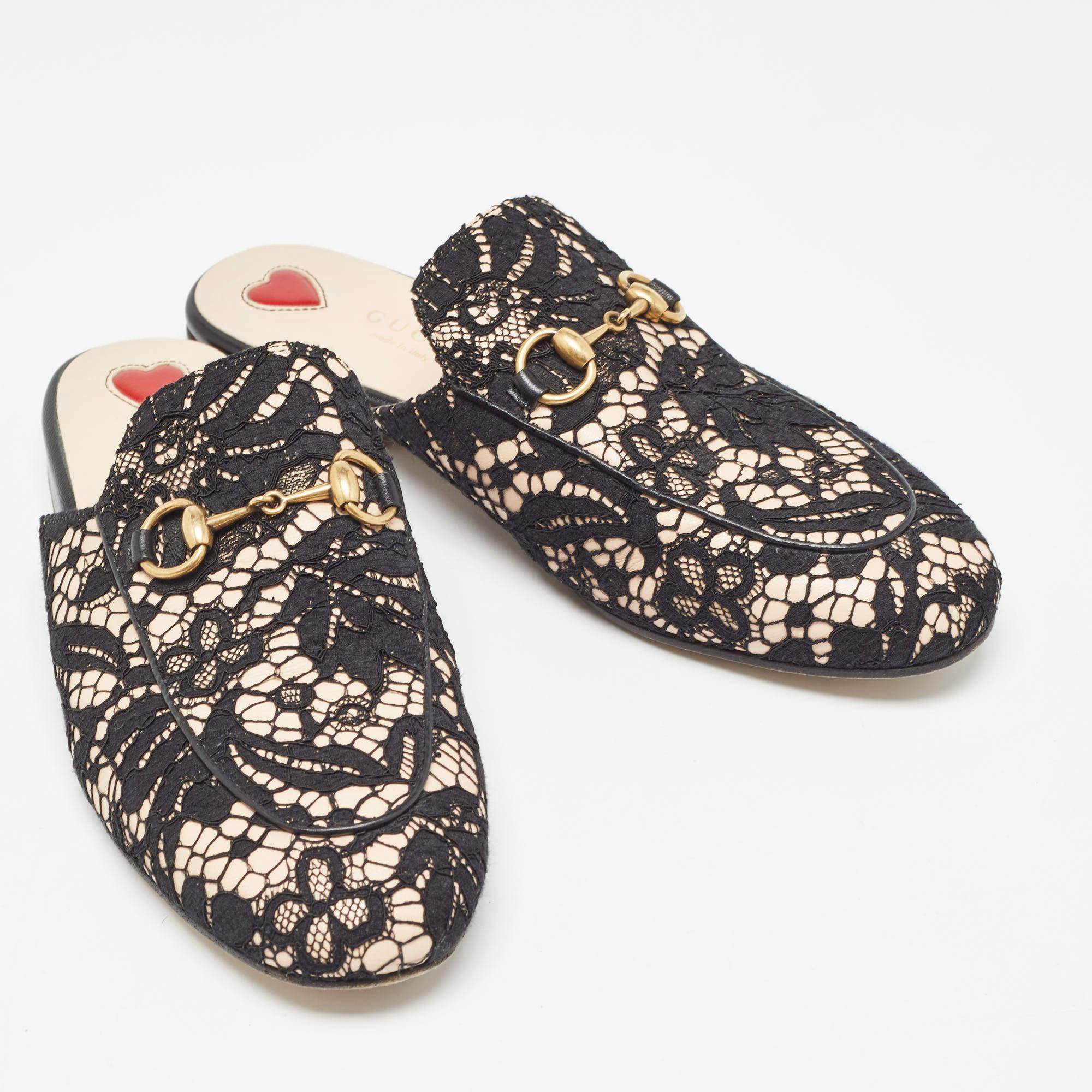 Gucci - Mules Princetown noires et beiges en maille et dentelle, taille 36 Bon état à Dubai, Al Qouz 2