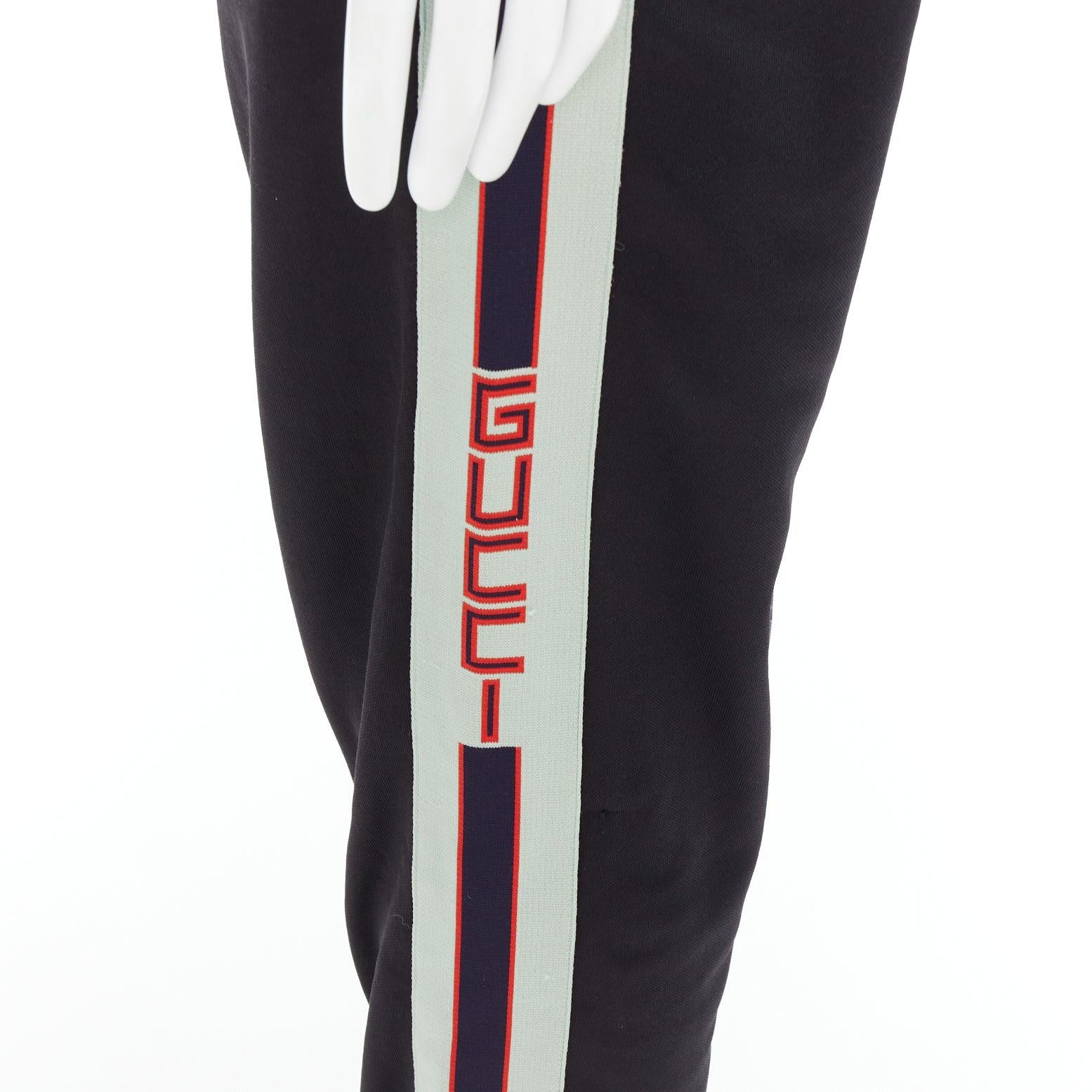 Gucci pantaloni da corsa neri beige rossi con logo laterale S
Riferimento: TGAS/E00689
Marchio: Gucci
Designer: A. Michel
Materiale: Poliestere, Cotone
Colore: Nero, Multicolore
Modello: A righe
Chiusura: Coulisse
Dettagli extra: Nastro laterale con