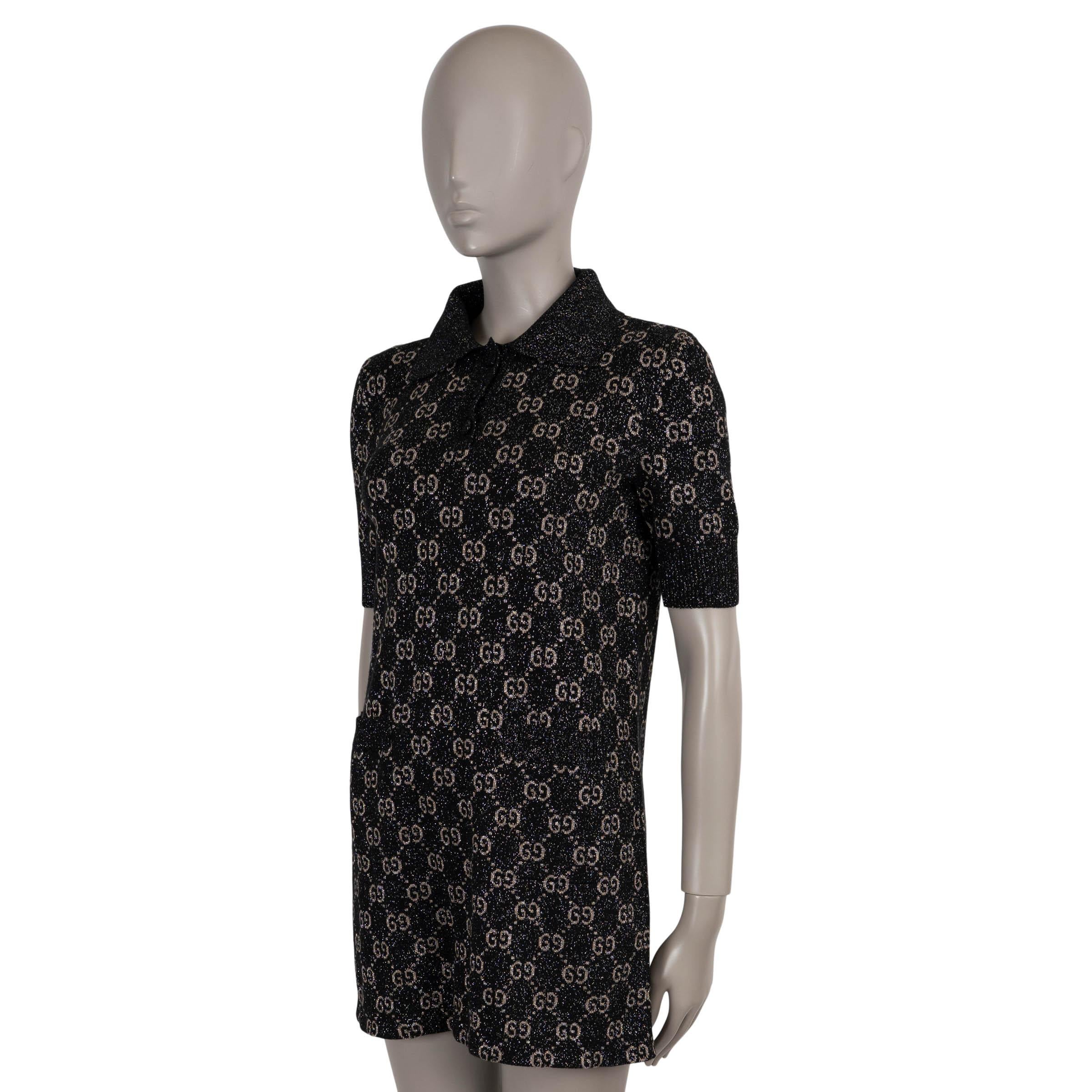 Cette robe en maille polo 100% authentique de Gucci est réalisée en maille jacquard GG noire, beige et lamé or, en coton (85%), polyamide (8%), fibres métalliques (6%) et élasthanne (1%). Il présente une silhouette décontractée avec une longueur