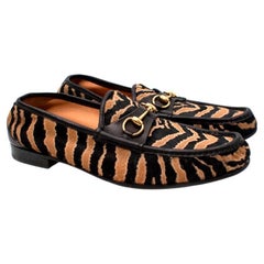 Schwarz-beigefarbener Horsebit-Loafer mit Tigerdruck von Gucci