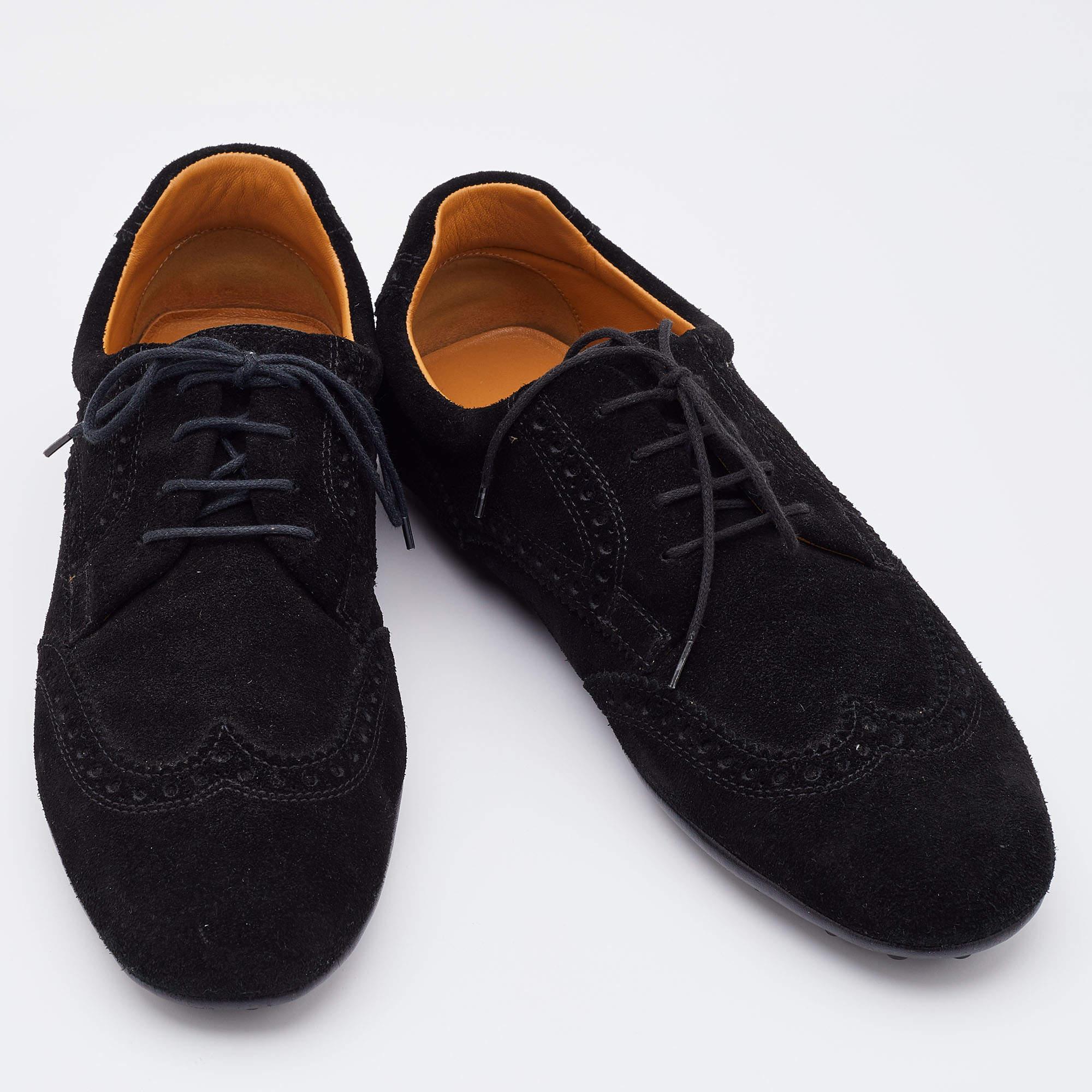 These loafers are durable and classy. Created from quality materials, it features relaxing footbeds and will lend you optimal grip while walking.

