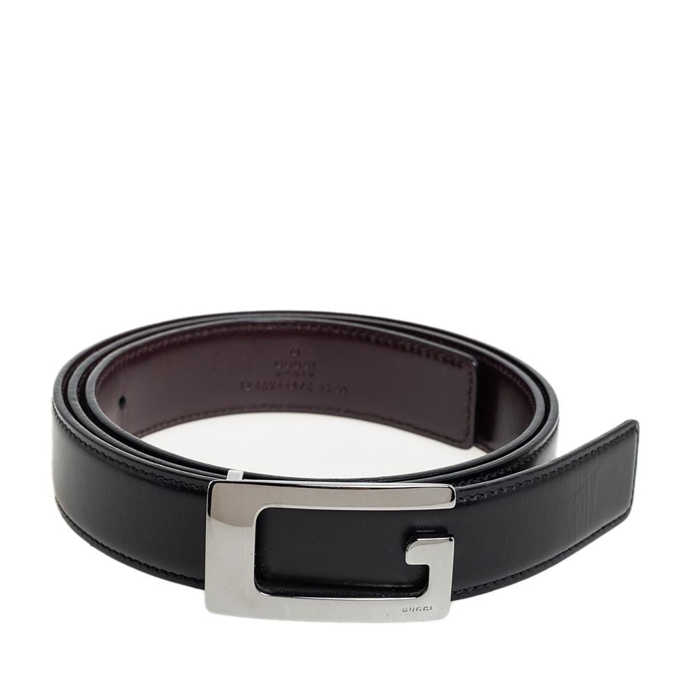 Designed to be reversible, this leather belt by Gucci has one side in black and the other in brown. It is secured by a silver-tone buckle shaped as the letter 'G'. This wardrobe essential will continually complement your style.

