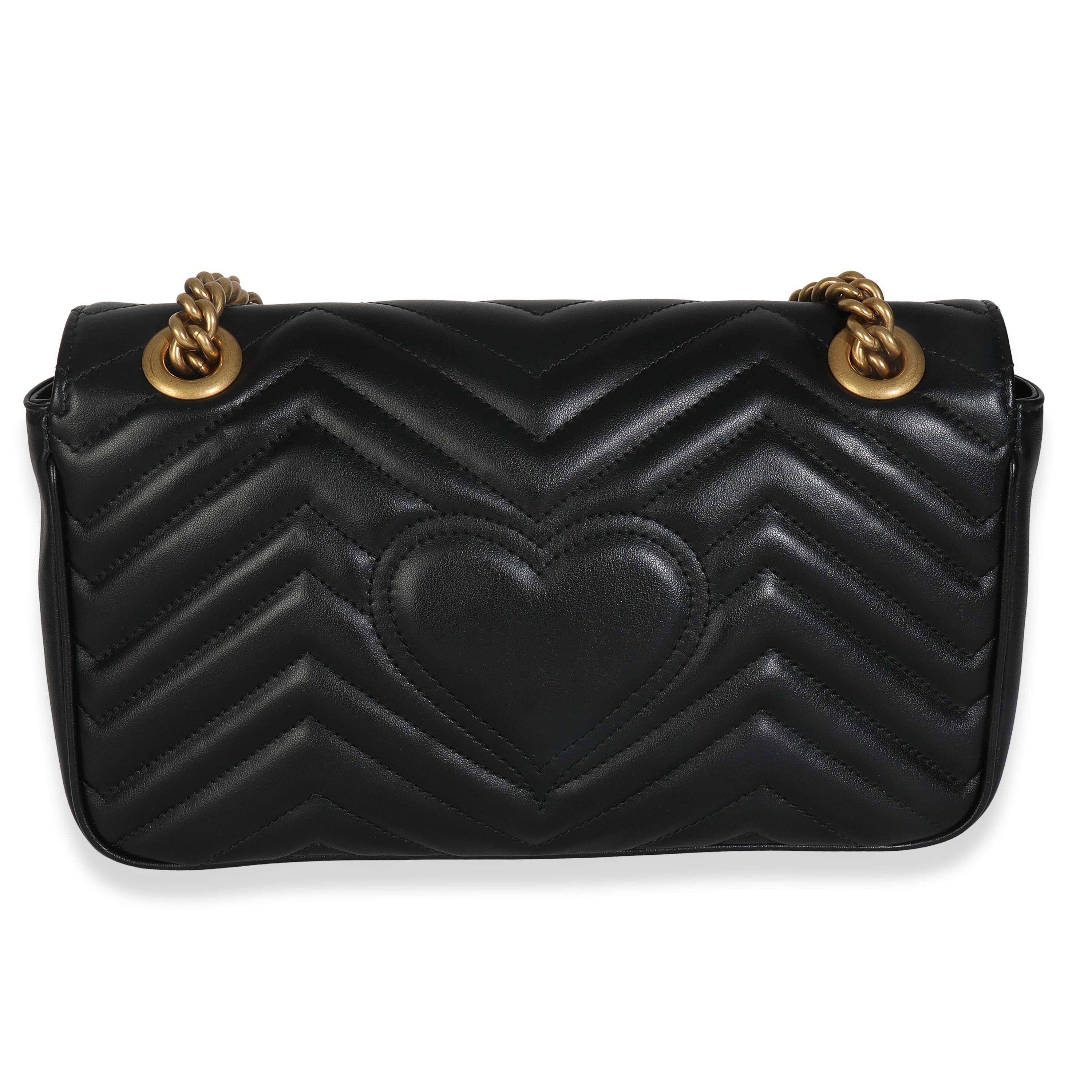 Titel der Auflistung: Gucci Schwarzes Kalbsleder Matelasse Medium GG Marmont Umhängetasche
SKU: 147819
MSRP: 2850.00 USD
Zustand: Gebraucht 
Beschreibung des Zustands: Der Marmont-Schnitt von Gucci ist eine Erweiterung des charakteristischen
