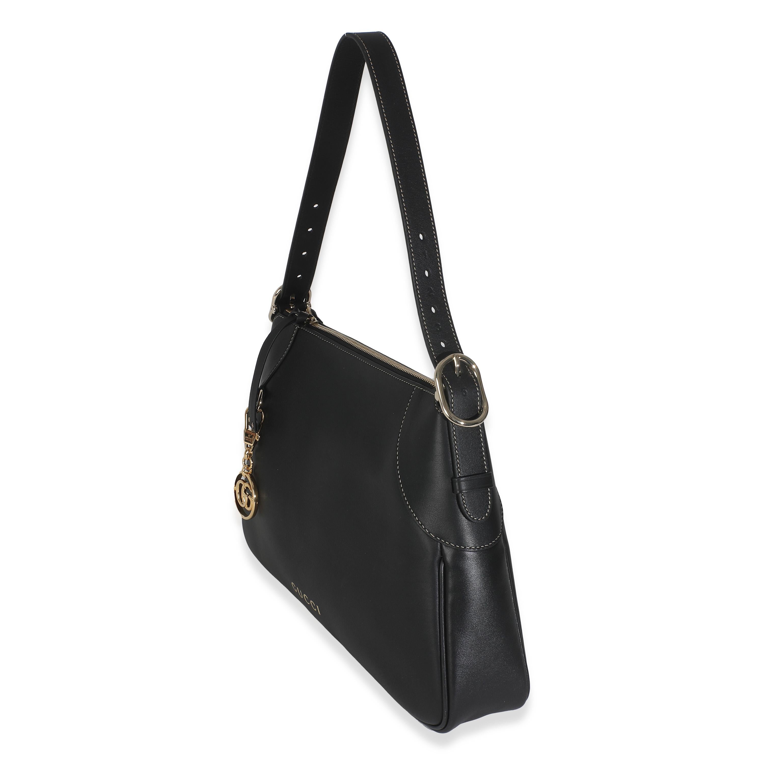 Gucci Schwarze Umhängetasche aus Kalbsleder mit GG-Emblem für Damen oder Herren im Angebot
