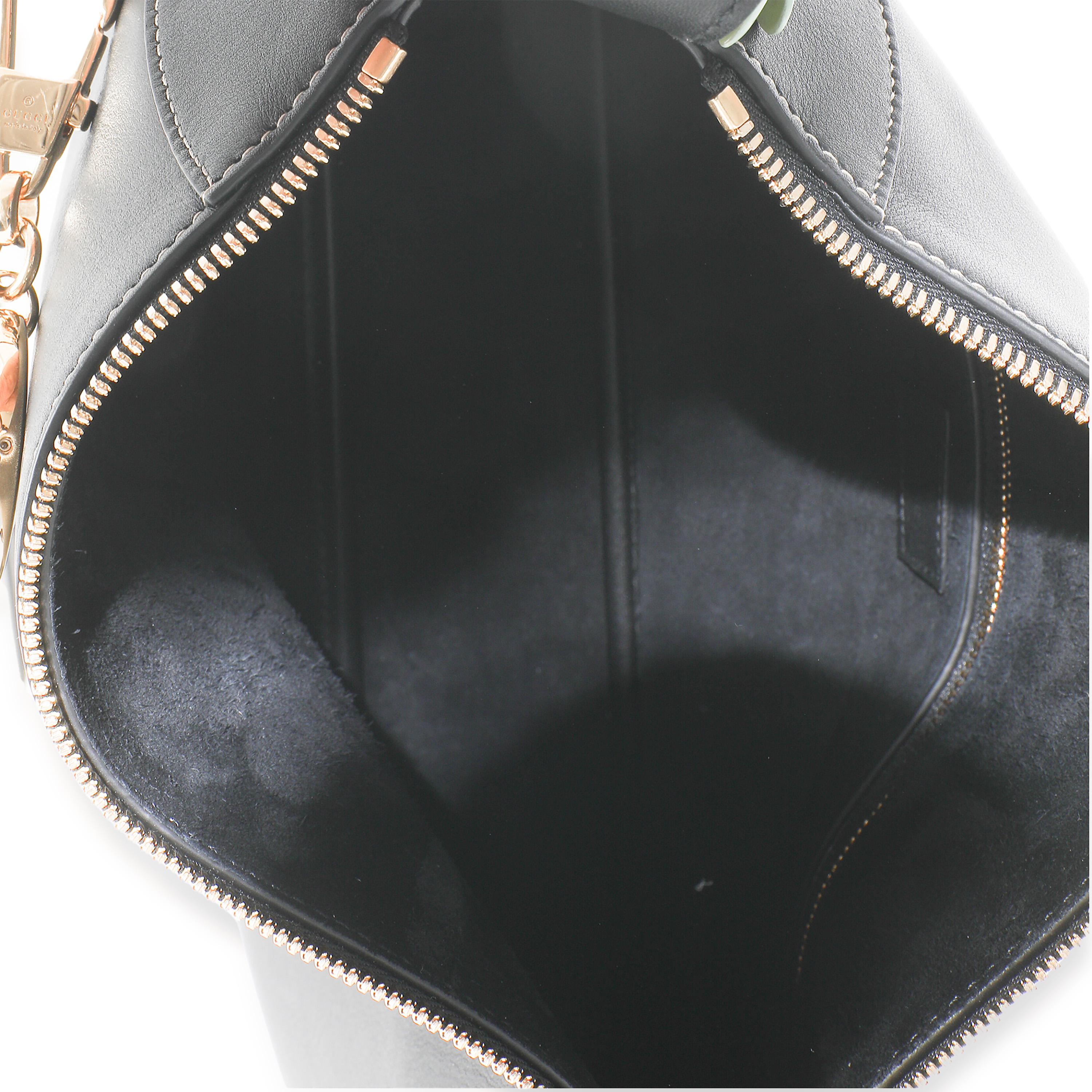Gucci Schwarze Umhängetasche aus Kalbsleder mit GG-Emblem im Angebot 2