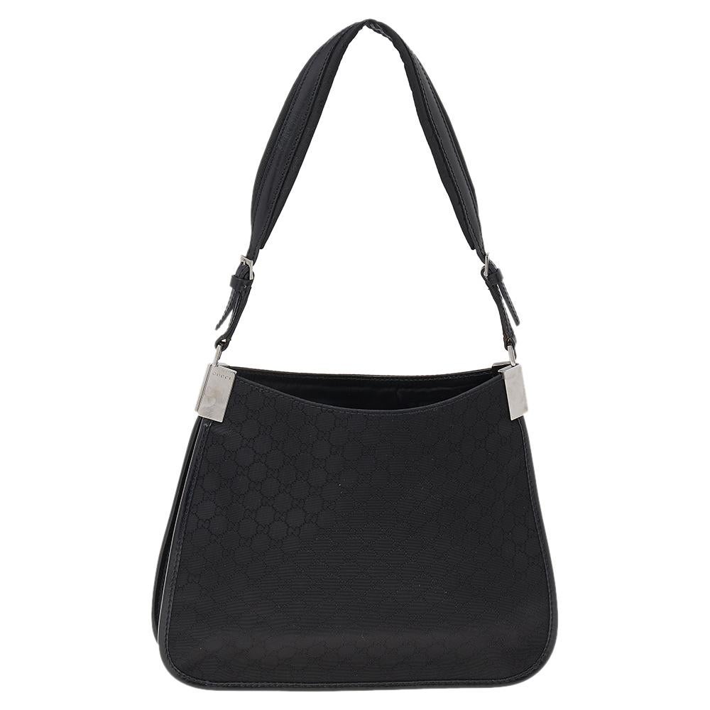 Semplice, leggero e di classe. La borsa a tracolla nera di Gucci è un'ottima scelta per i giorni in cui ti serve solo l'essenziale. Realizzata in tela e pelle Guccissima, la borsa ha un manico a spalla e un interno in tessuto.

Include: Busta