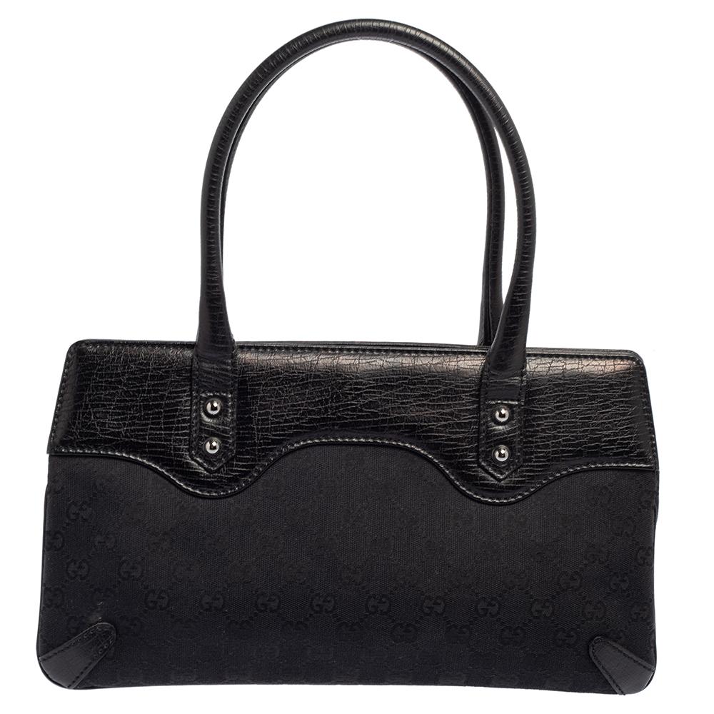 Complete an elegant look with this beautiful Gucci Horsebit tote. It is crafted from GG canvas and leather and has the iconic Horsebit accent as well as a chain detail in silver-tone metal on the front. The black bag opens to a fabric-lined interior