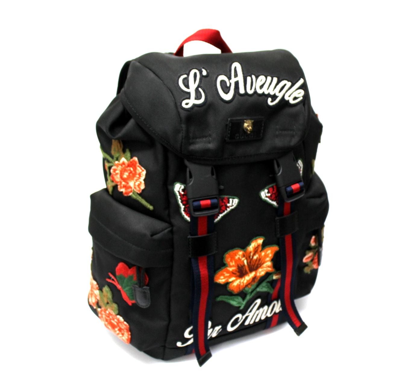 Gucci backpack, made of black canvas with floral patches and silver hardware.

The backpack is equipped with a snap hook closure, internally lined in waterproof fabric, quite roomy.

It also features two padded handles, a central handle and two side