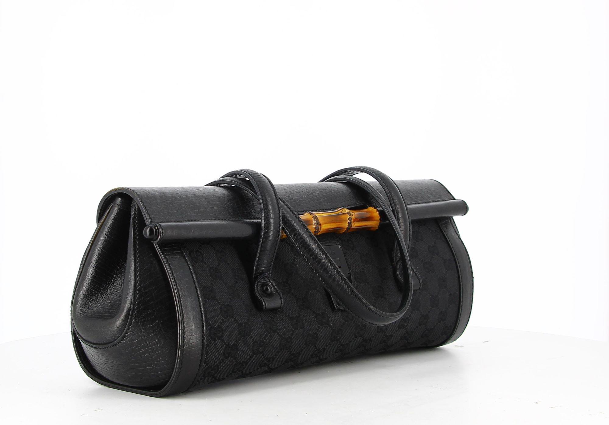 Gucci Black Canvas Bamboo Bullet Shoulder Bag.
Very good condition show some light signs of use and wear but nothing visible ! A beautiful piece to add in your closet.
Gucci bullet bag in a monogramed canvas and leather.
Height 15 cm
Width 31 cm