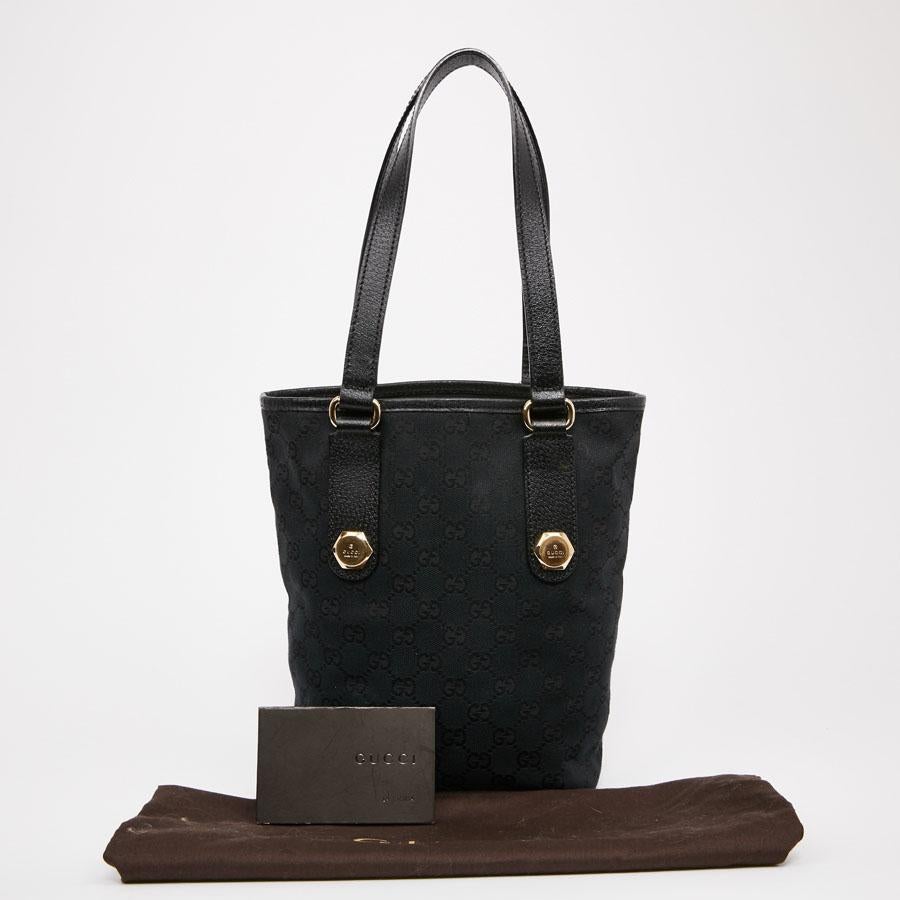 This small second-hand bag, from the Ophidia collection from GUCCI, is in black monogram canvas. It has no zipper. The interior is in black fabric, it has a large zipped pocket as well as a smartphone pocket. It can be worn on the shoulder thanks to