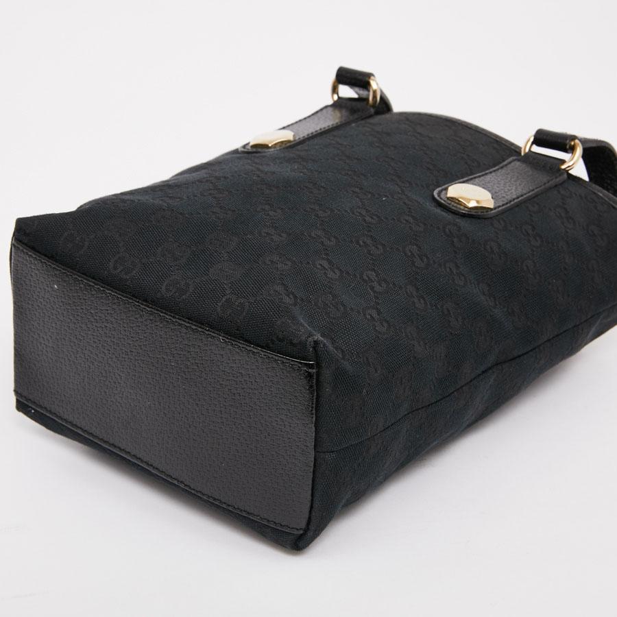GUCCI Black Canvas Bucket Bag In Good Condition In Paris, FR