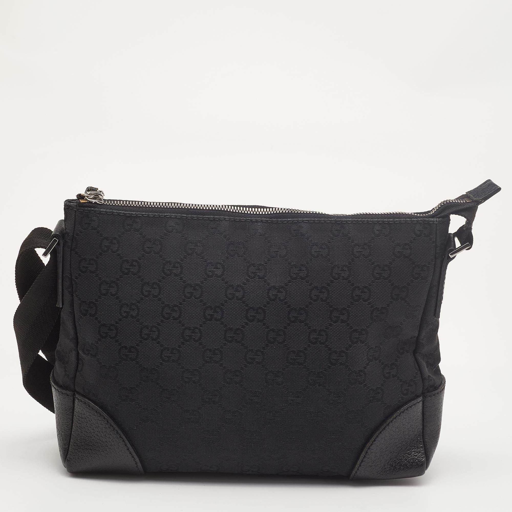 Thoughtful details, high quality, and everyday convenience mark this designer bag for women by Gucci. The bag is sewn with skill to deliver a refined look and an impeccable finish.

Includes: Original Dustbag

