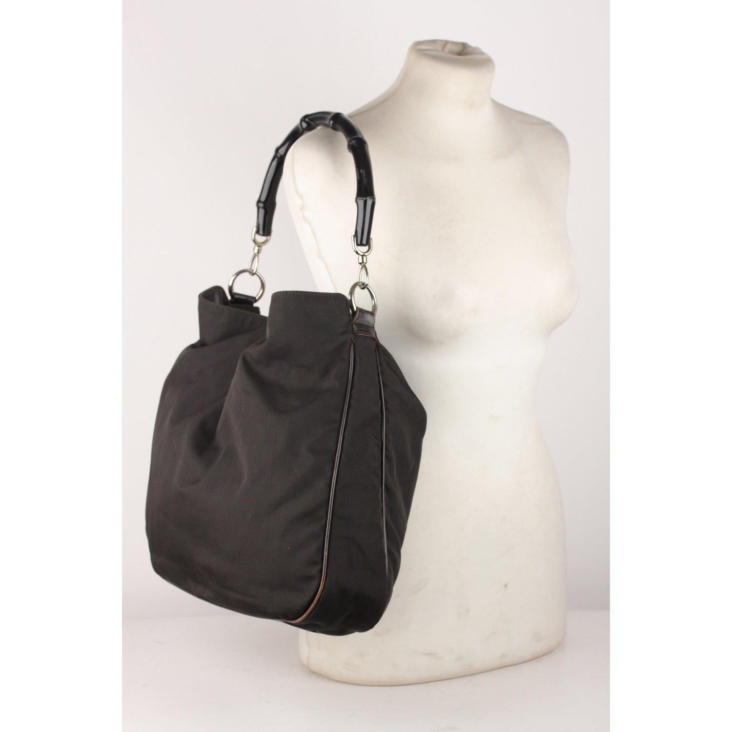 MATERIAL: Canvas COLOR: Black MODEL: Hobo GENDER: Women SIZE: Medium Condition B :GOOD CONDITION - Some light wear of use - some wear of use on leather trim (especially on bottom corners). Some wear of use on the lining, some marks on the handle