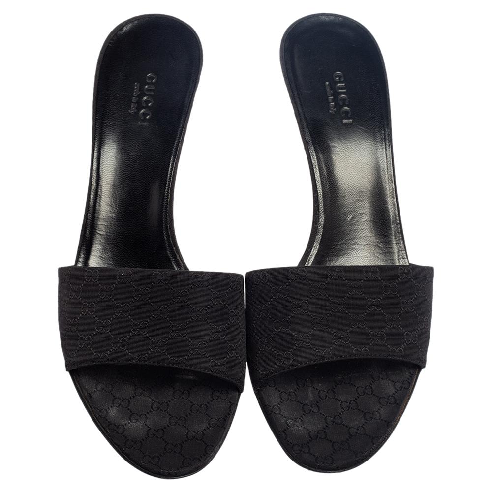 Gucci brings you an elegant design with these mule sandals! They come with a GG canvas strap at the vamps and 7.5 cm heels. Complete your casual and formal ensembles with these beautiful black sandals.


