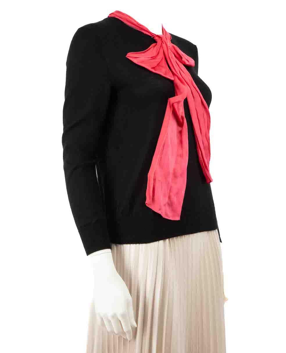 CONDITION is Very good. Minimal wear to jumper is evident. Minimal wear to the edges of the silk bow with light fraying on this used Gucci designer resale item.
 
 Details
 Black
 Cashmere
 Jumper
 Knitted
 Round neck
 Long sleeves
 Contrast pink